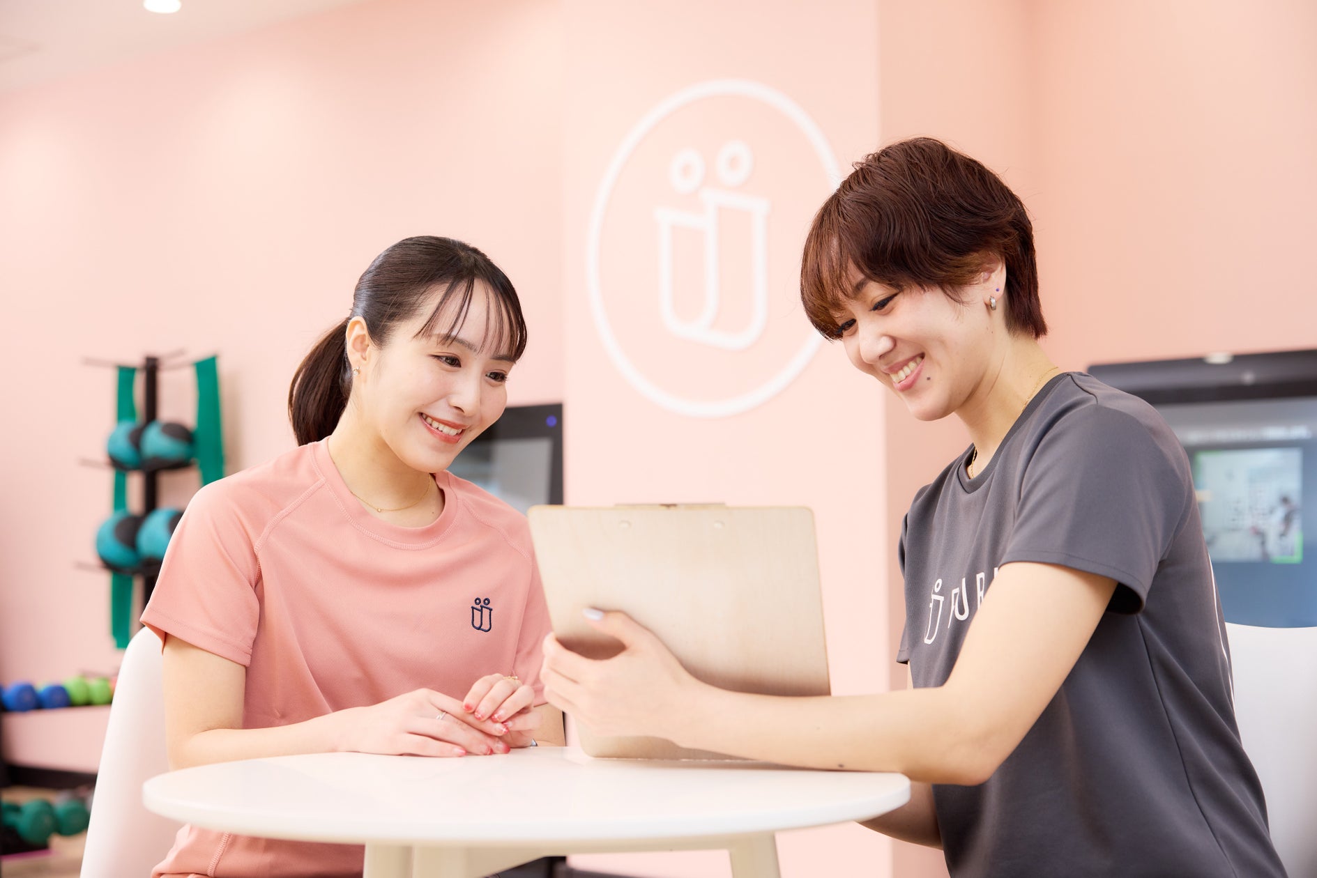 固い宝石の中に液体と動く気泡 GIAが「珍しい」と報告したペリドットの内包物を、おもいおが紹介