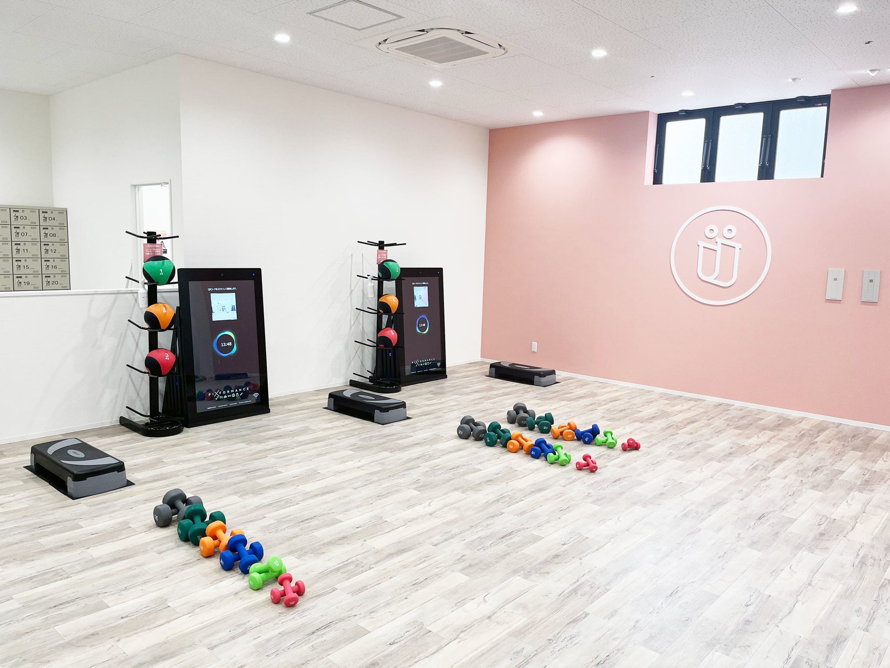 マシンとマシンの 間隔は2m以上で、パーソナルで非接触型のAIトレーニングが受けられる設計