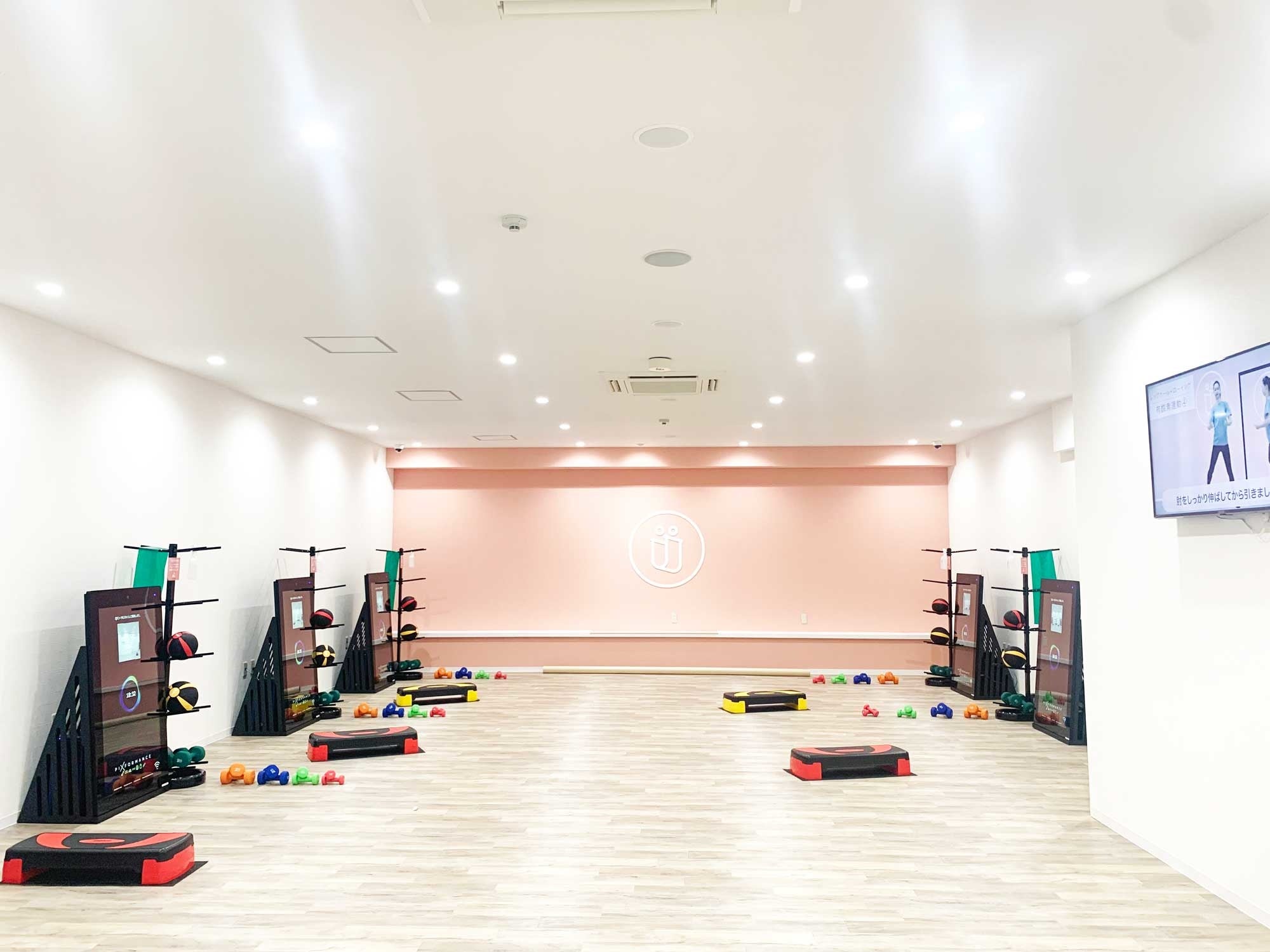 マシンとマシンの 間隔は2ｍ以上で、パーソナルで非接触型のAIトレーニングが受けられる安心・安全の設計。