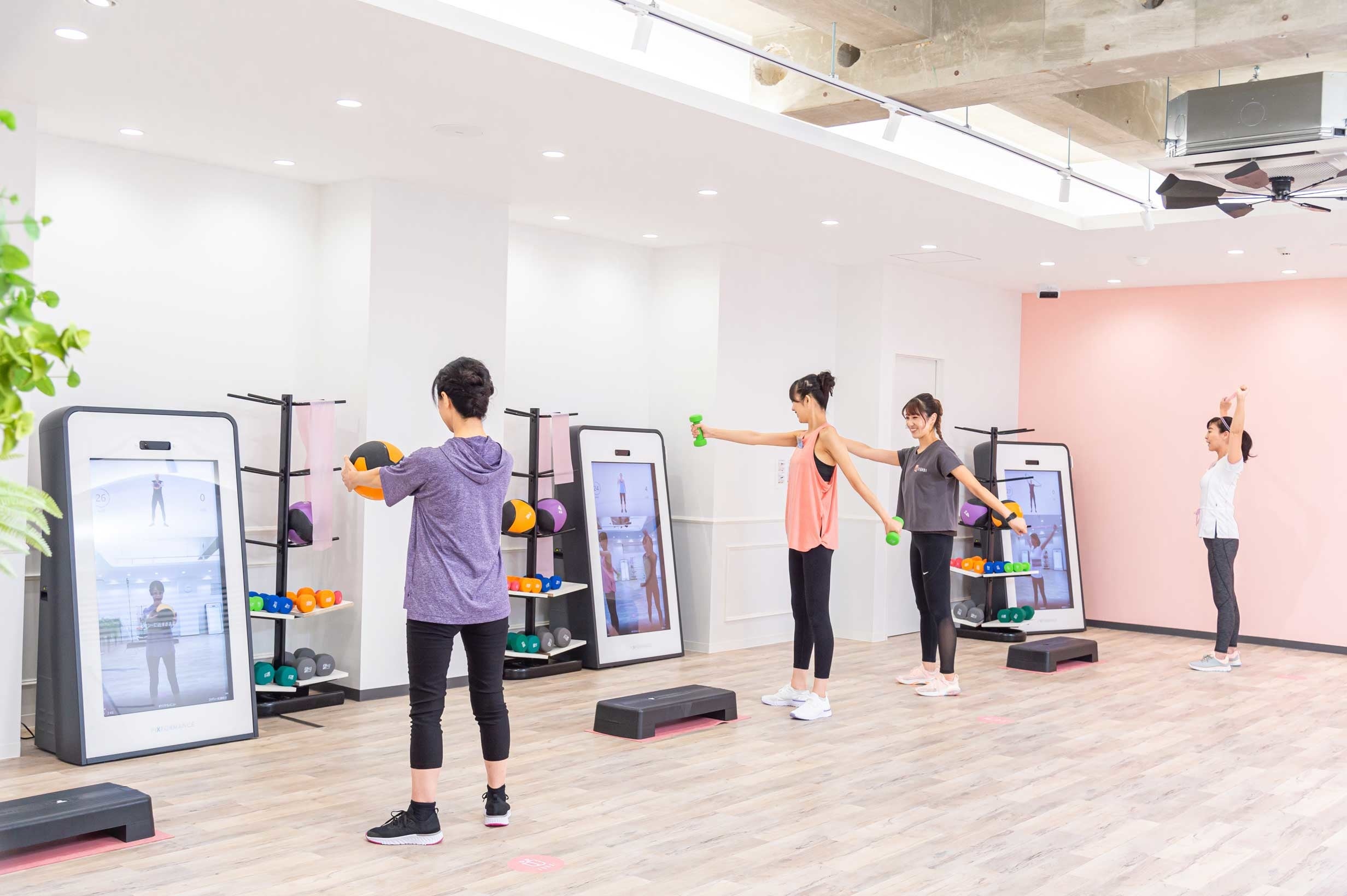 ダンベル・ボール・バンド等さまざまなトレーニングアイテムを使った30分トレーニング