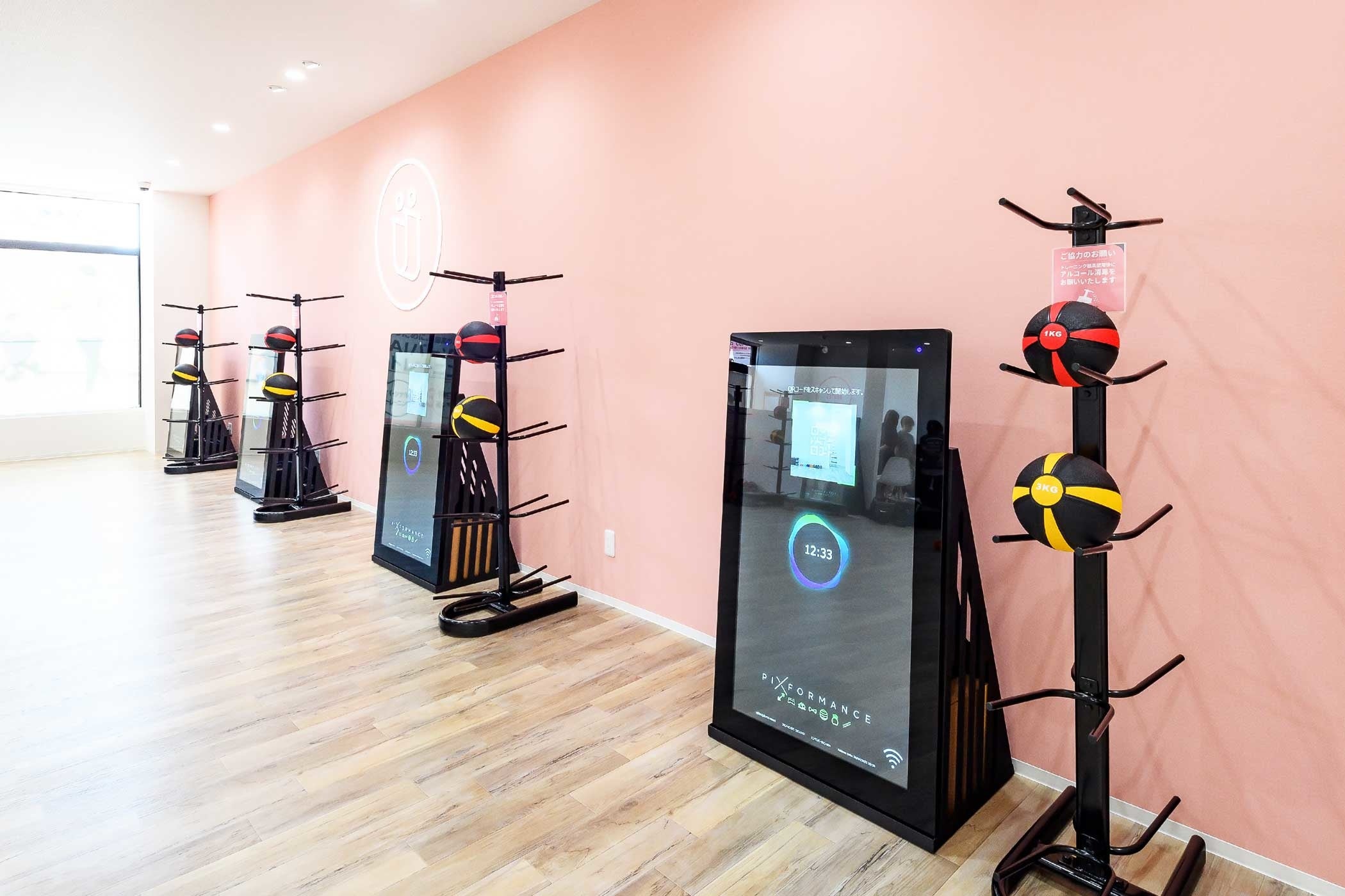 マシンとマシンの 間隔は2ｍ以上で、パーソナルで非接触型のAIトレーニングが受けられる安心・安全の設計。