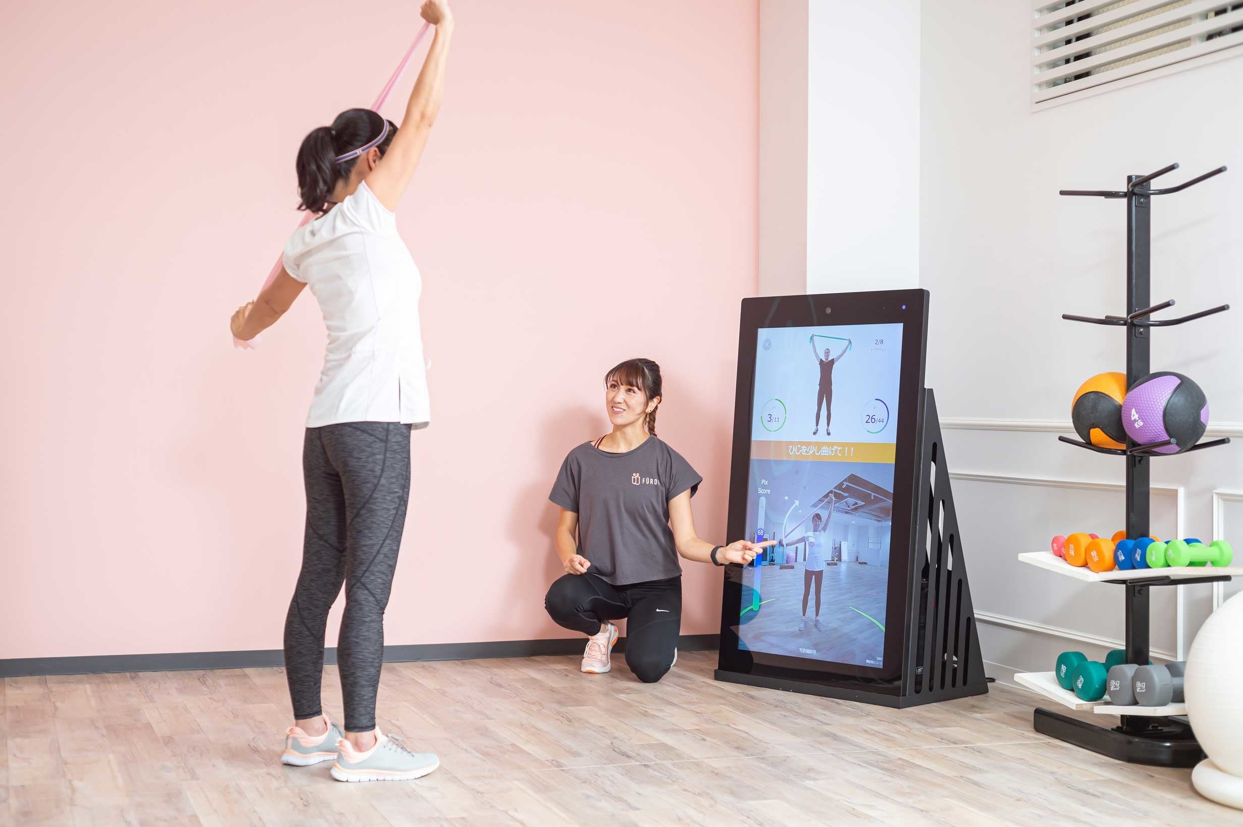マシンのモニター画面上部に映るAIトレーナーの動きにあわせて動く新感覚のパーソナルトレーニング