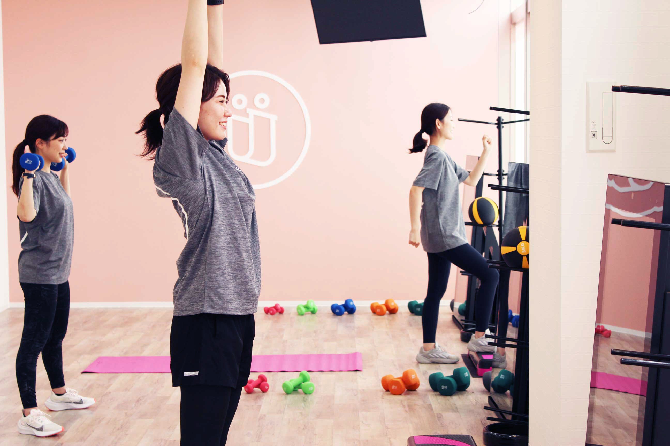 ダンベル・ボール・バンド等さまざまなトレーニングアイテムを使った30分トレーニング