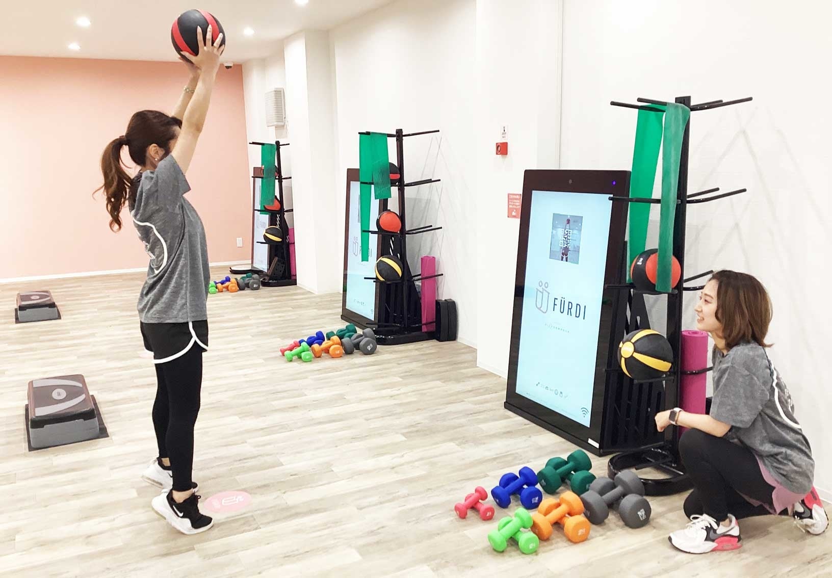 マシンのモニター画面上部に映るAIトレーナーの動きにあわせて動く新感覚のパーソナルトレーニング