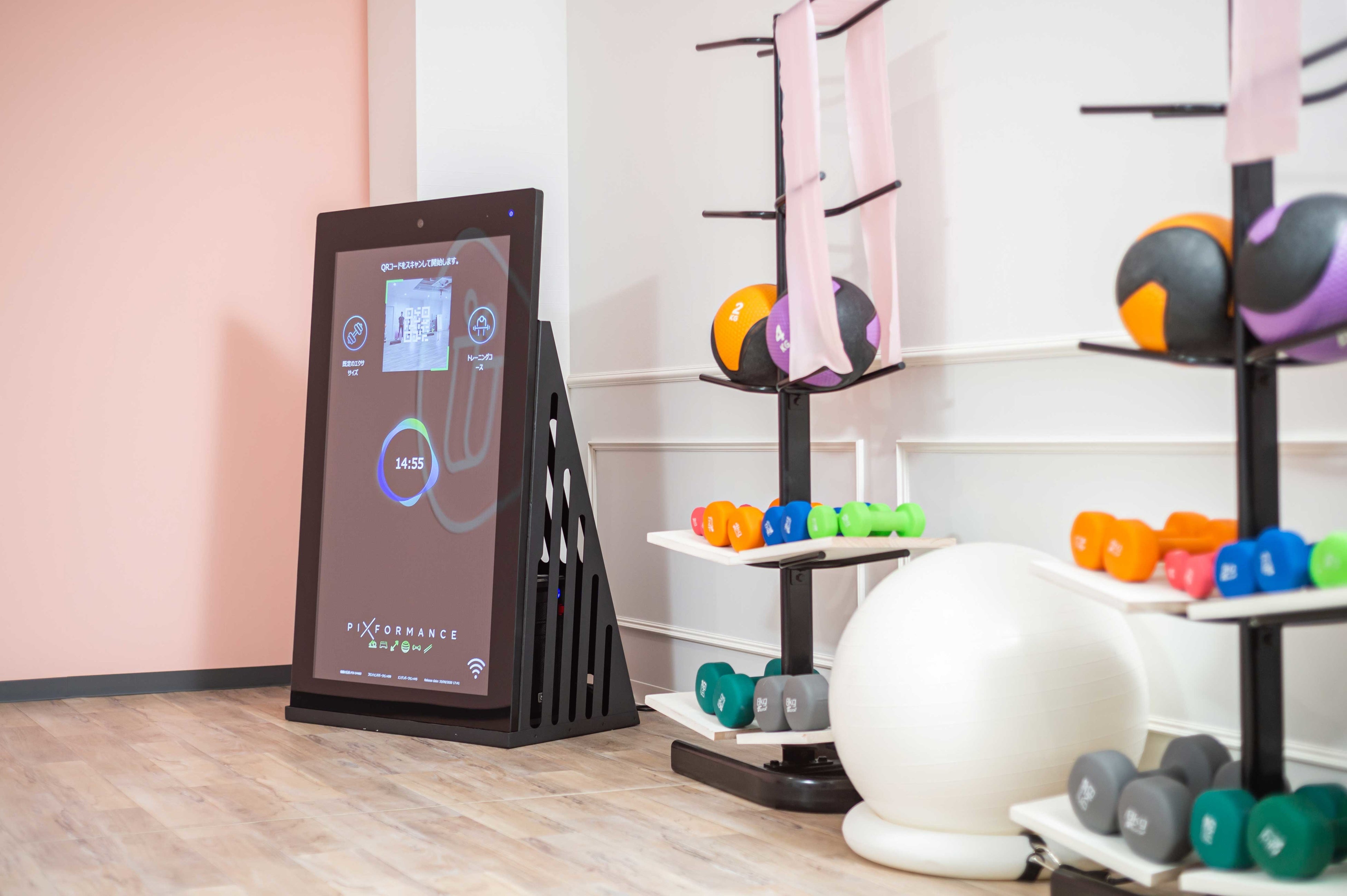 ダンベル・ボール・バンド等さまざまなトレーニングアイテムを使ったマシンに触れないパーソナルトレーニング