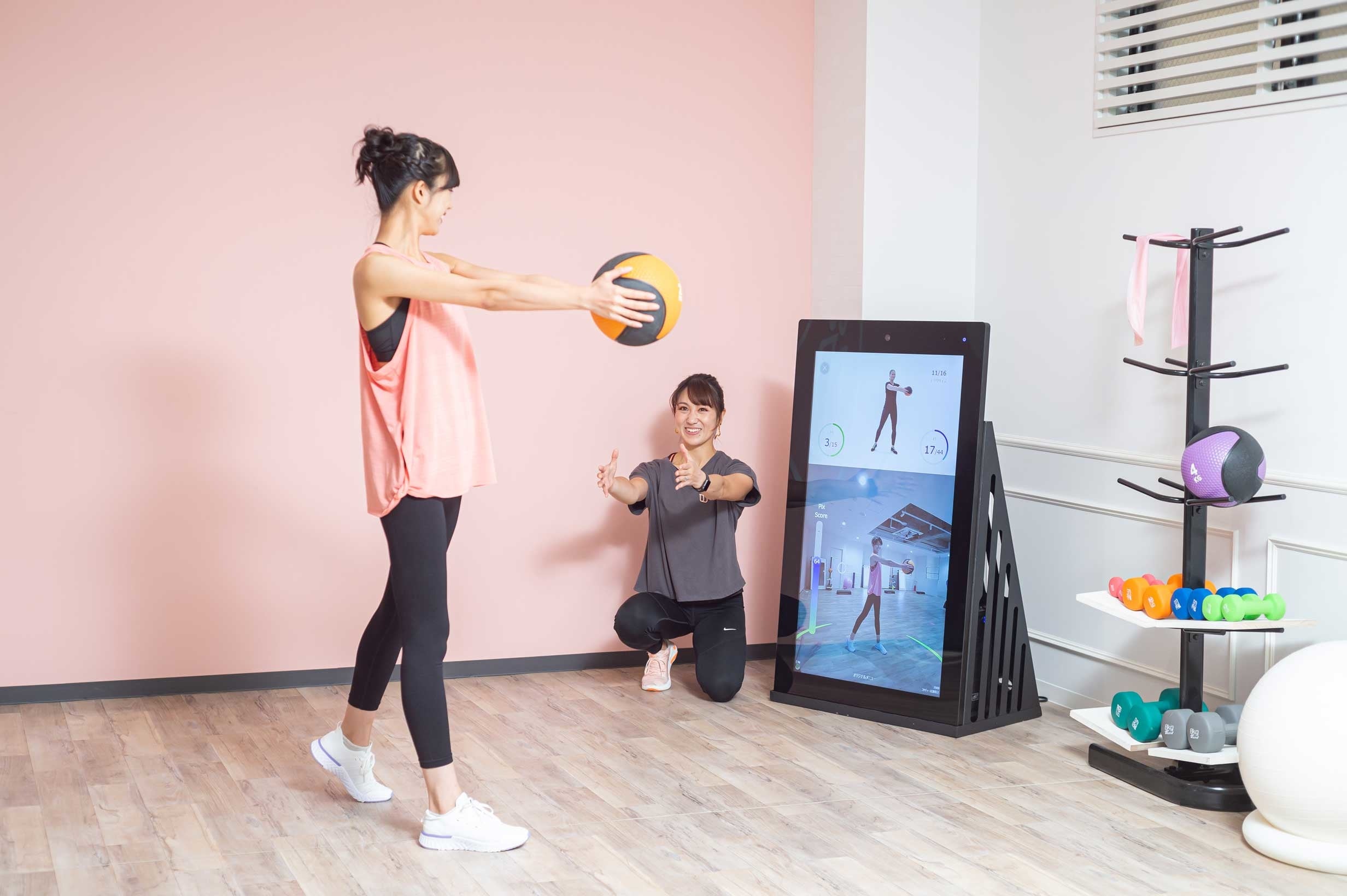 マシンのモニター画面上部に映るAIトレーナーの動きにあわせて動く新感覚のパーソナルトレーニング