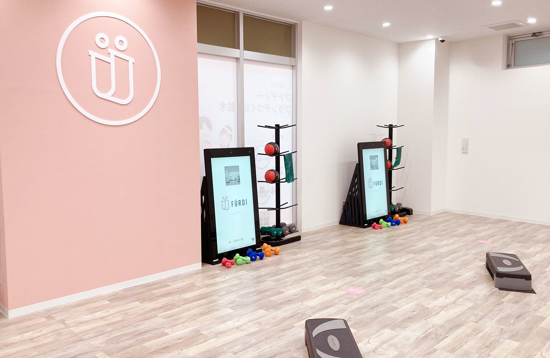 ダンベル・ボール・バンド等さまざまなトレーニングアイテムを使ったマシンに触れないパーソナルトレーニング