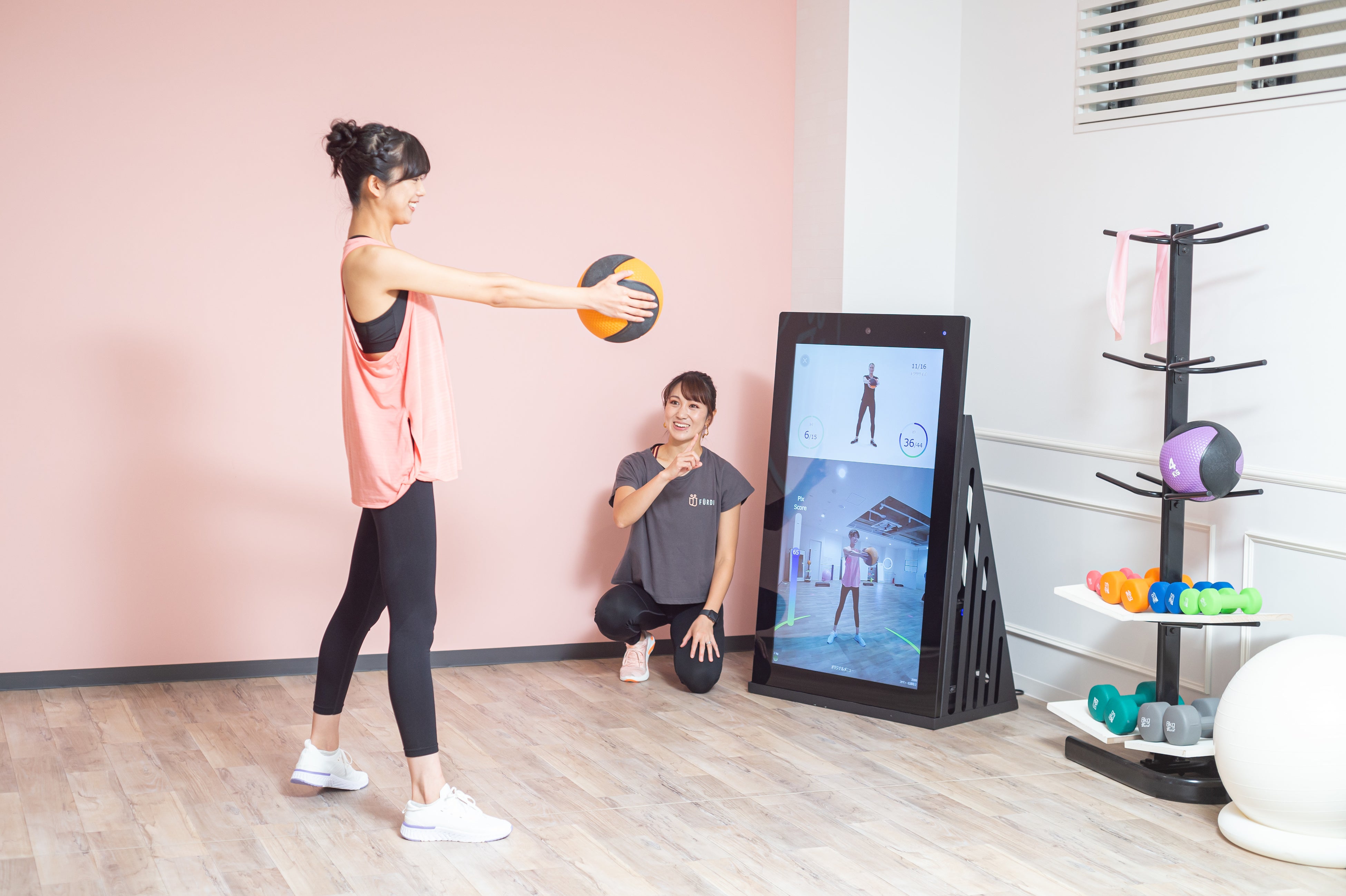 マシンのモニター画面上部に映るAIトレーナーの動きにあわせて動く新感覚のパーソナルトレーニング