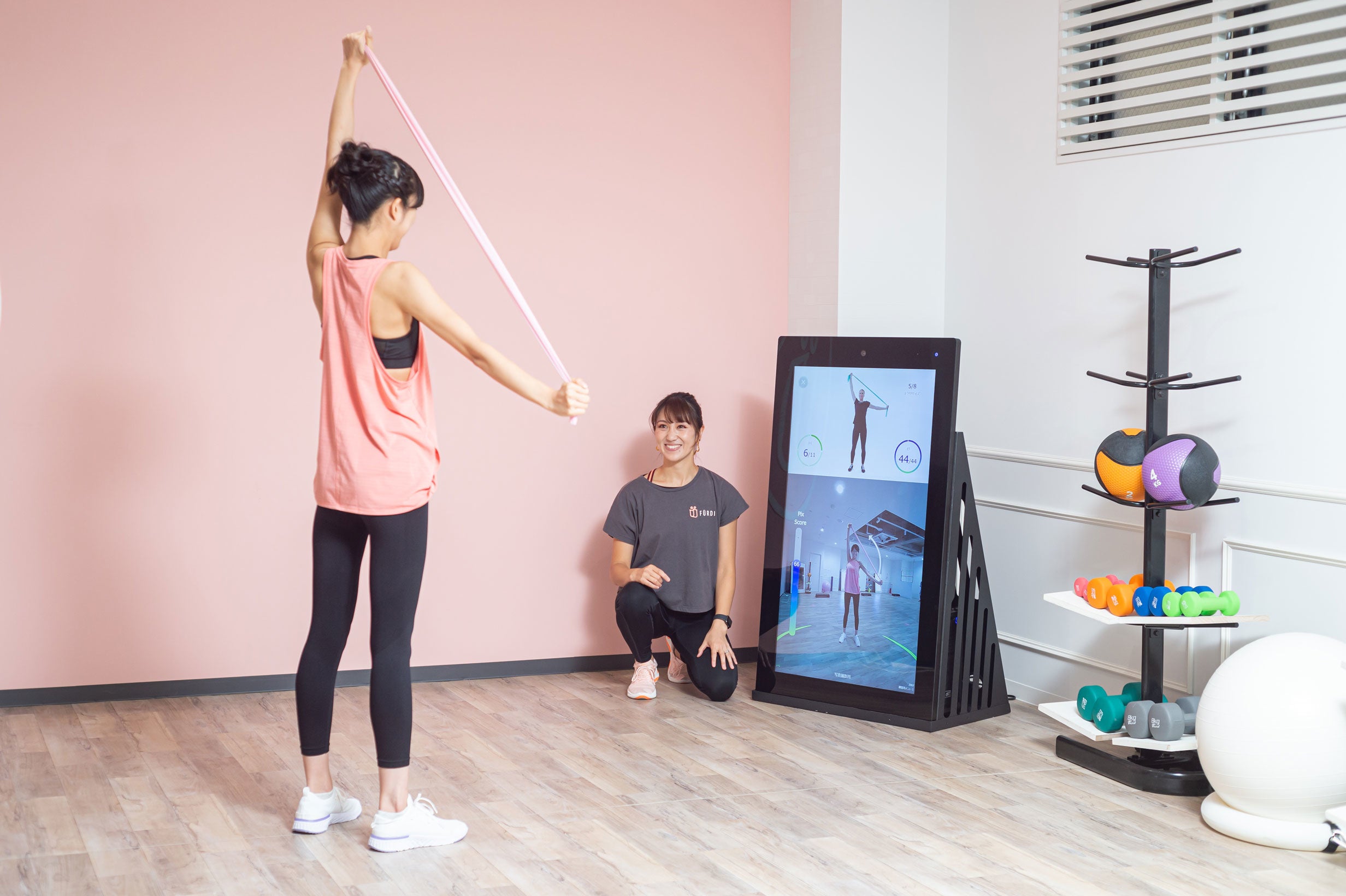 マシンのモニター画面上部に映るAIトレーナーの動きにあわせて動く新感覚のパーソナルトレーニング