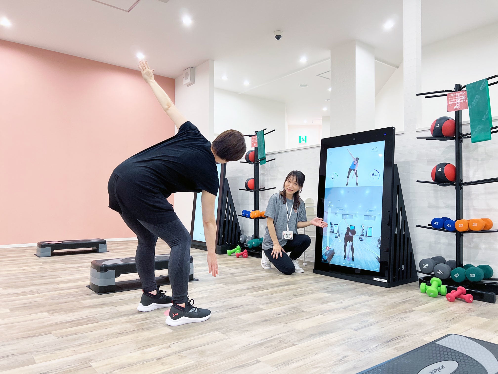 マシンのモニター画面上部に映るAIトレーナーの動きにあわせて動く新感覚のパーソナルトレーニング