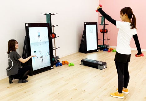 マシンのモニター画面上部に映るAIトレーナーの動きにあわせて動く新感覚のパーソナルトレーニング