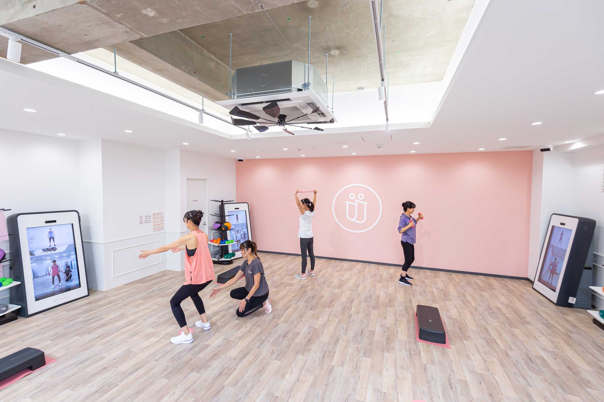 マシンのモニター画面上部に映るAIトレーナーの動きにあわせて動く新感覚のパーソナルトレーニング