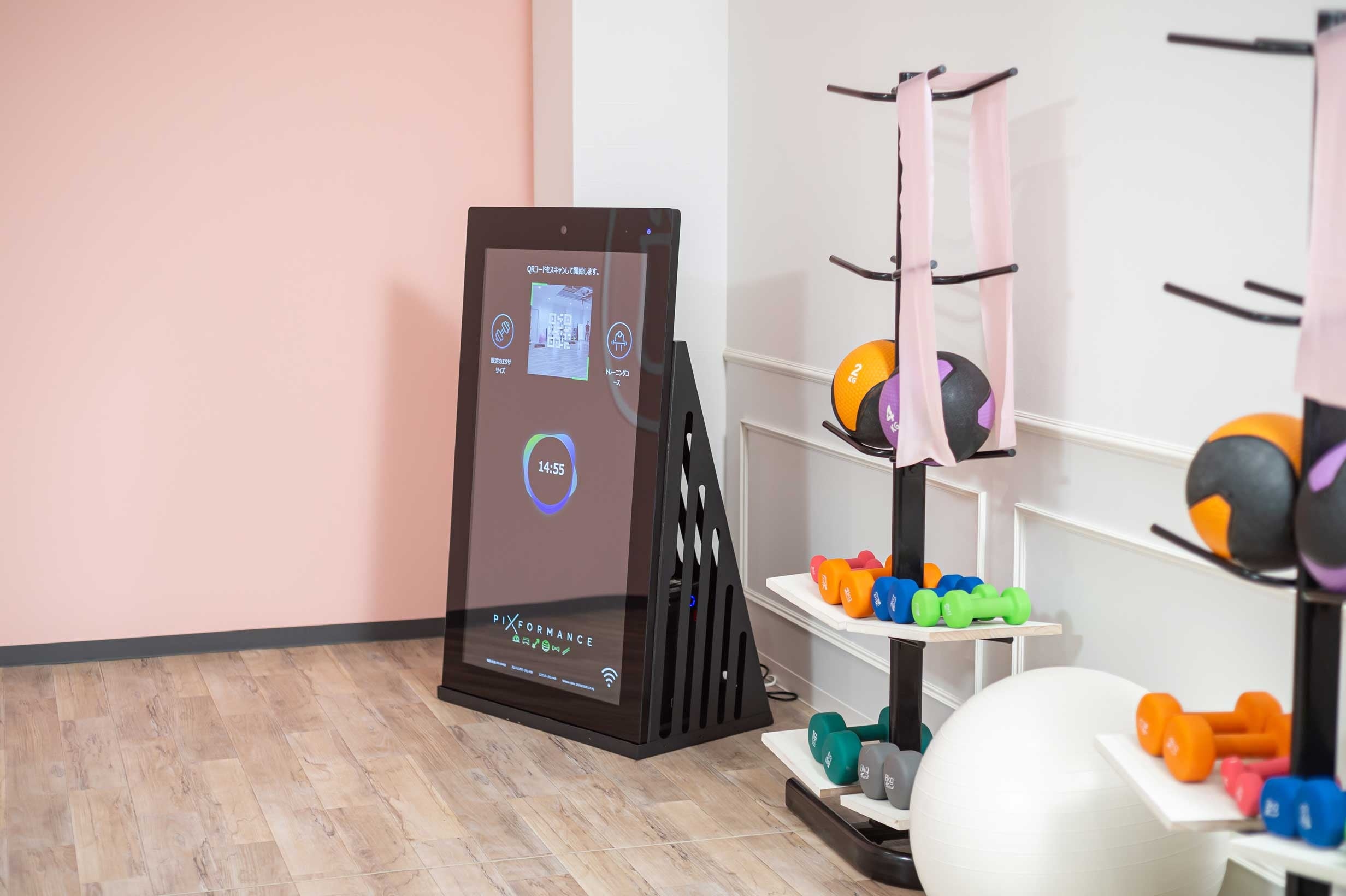 ダンベル・ボール・バンド等さまざまなトレーニングアイテムを使ったマシンに触れないパーソナルトレーニング