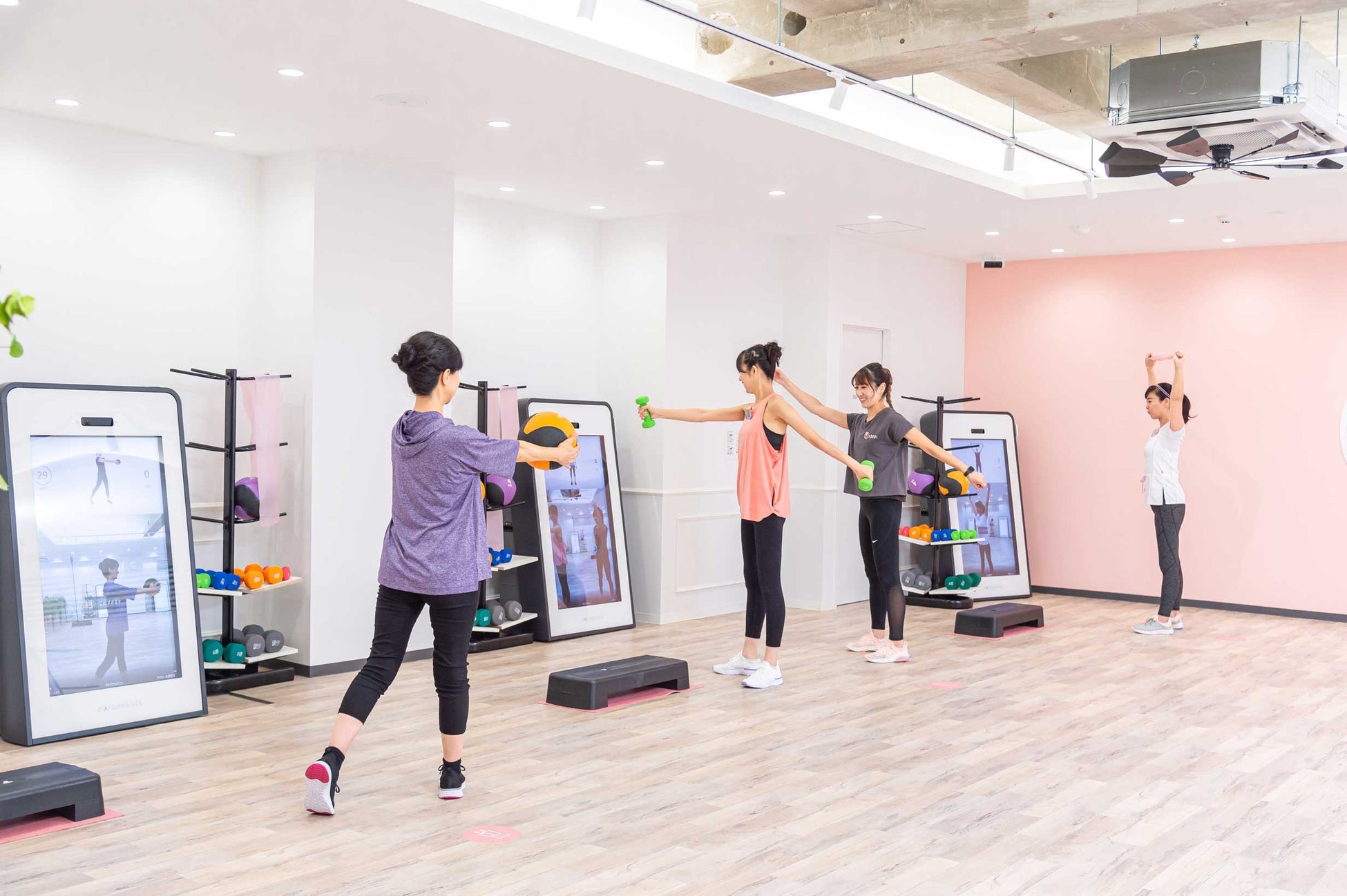 マシンのモニター画面上部に映るAIトレーナーの動きにあわせて動く新感覚のパーソナルトレーニング