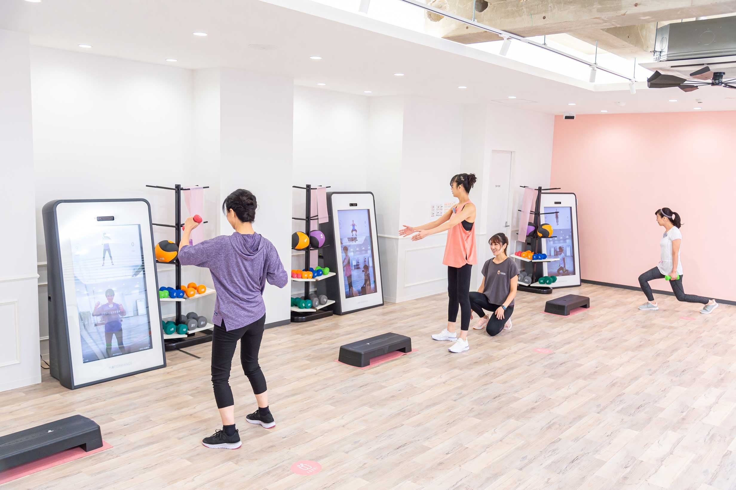 マシンのモニター画面上部に映るAIトレーナーの動きにあわせて動く新感覚のパーソナルトレーニング