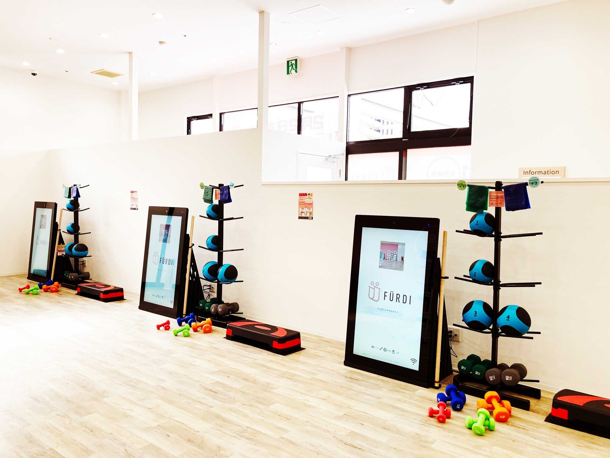 ダンベル・ボール・バンド等さまざまなトレーニングアイテムを使ったマシンに触れないパーソナルトレーニング