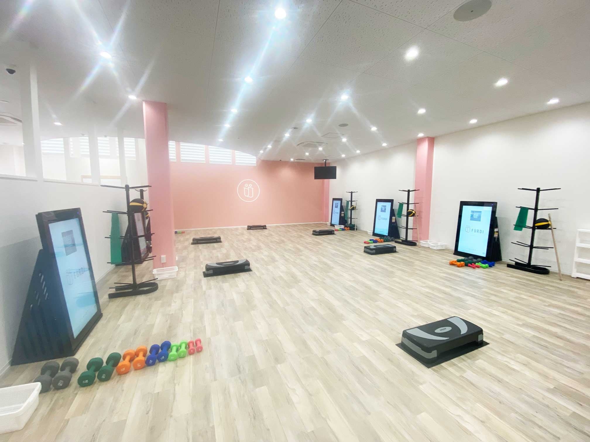 ダンベル・ボール・バンド等さまざまなトレーニングアイテムを使ったマシンに触れないパーソナルトレーニング