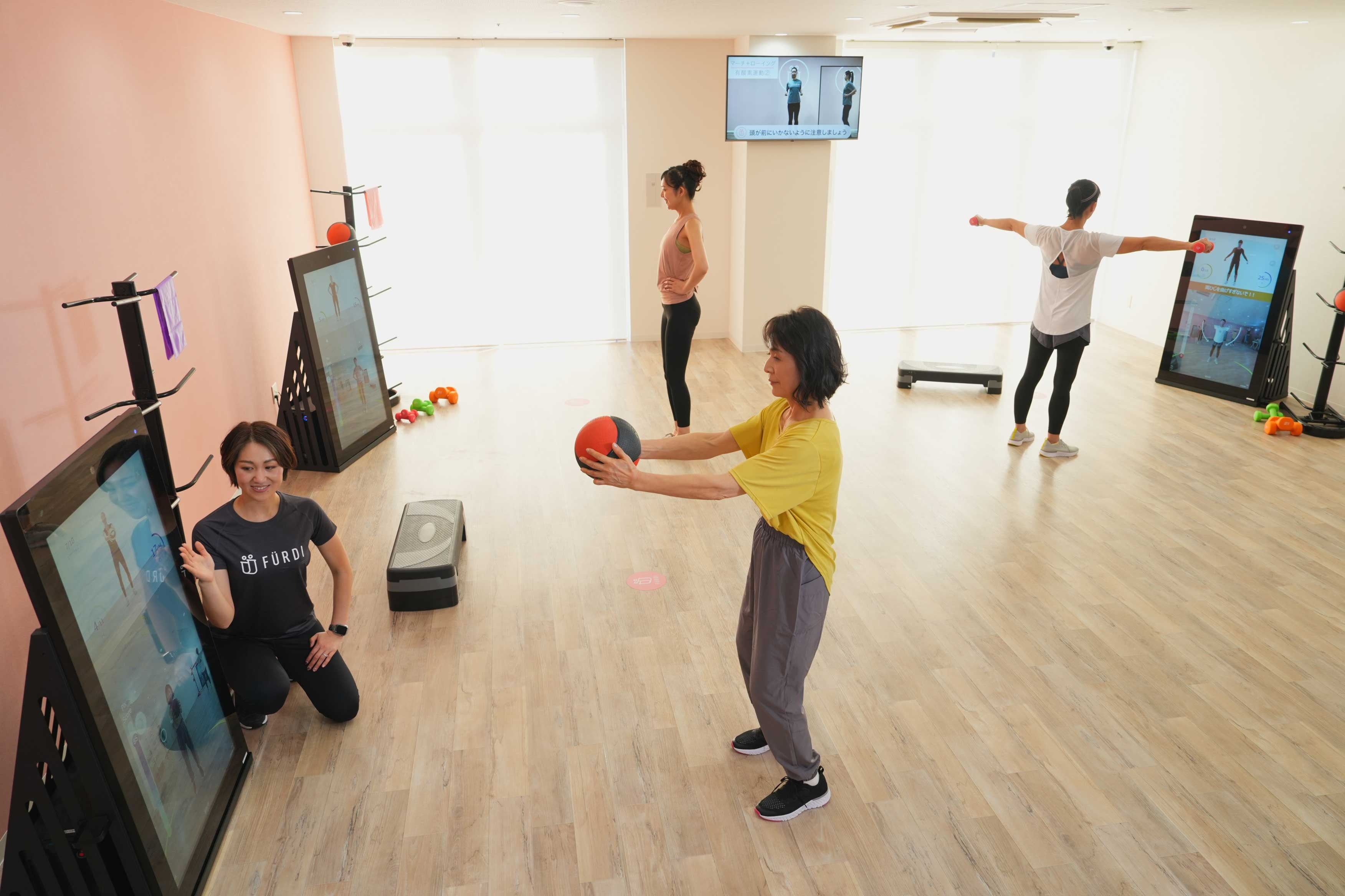 マシンのモニター画面上部に映るAIトレーナーの動きにあわせて動く新感覚のパーソナルトレーニング