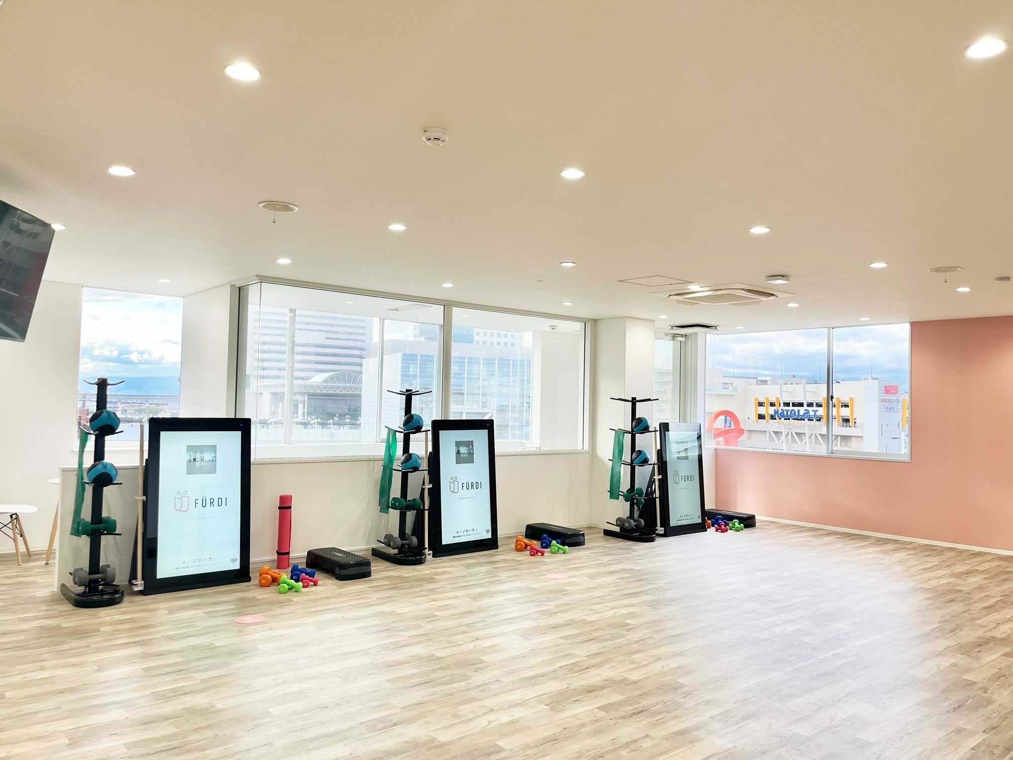 ダンベル・ボール・バンド等さまざまなトレーニングアイテムを使ったマシンに触れないパーソナルトレーニング