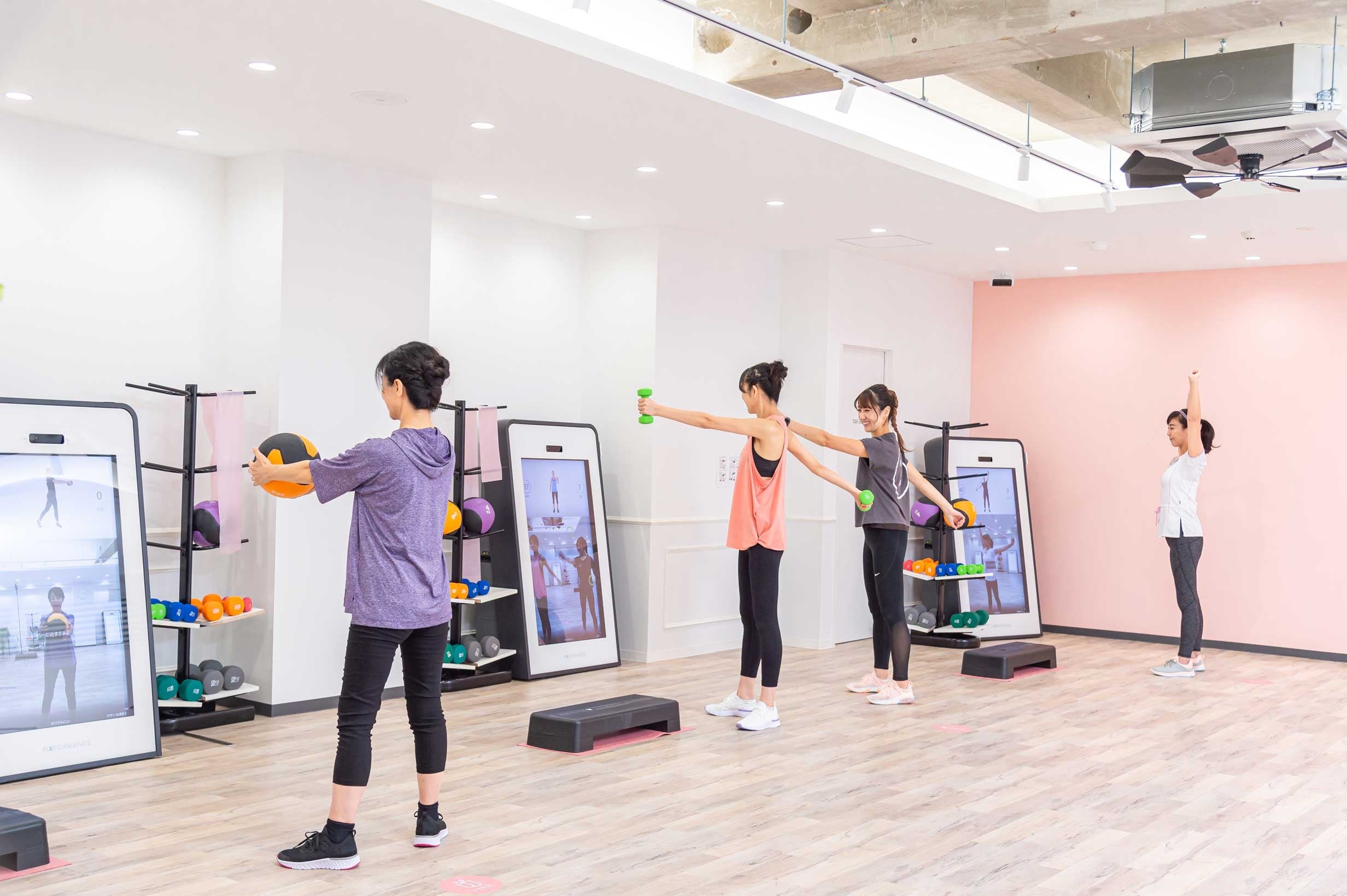マシンのモニター画面上部に映るAIトレーナーの動きにあわせて動く新感覚のパーソナルトレーニング