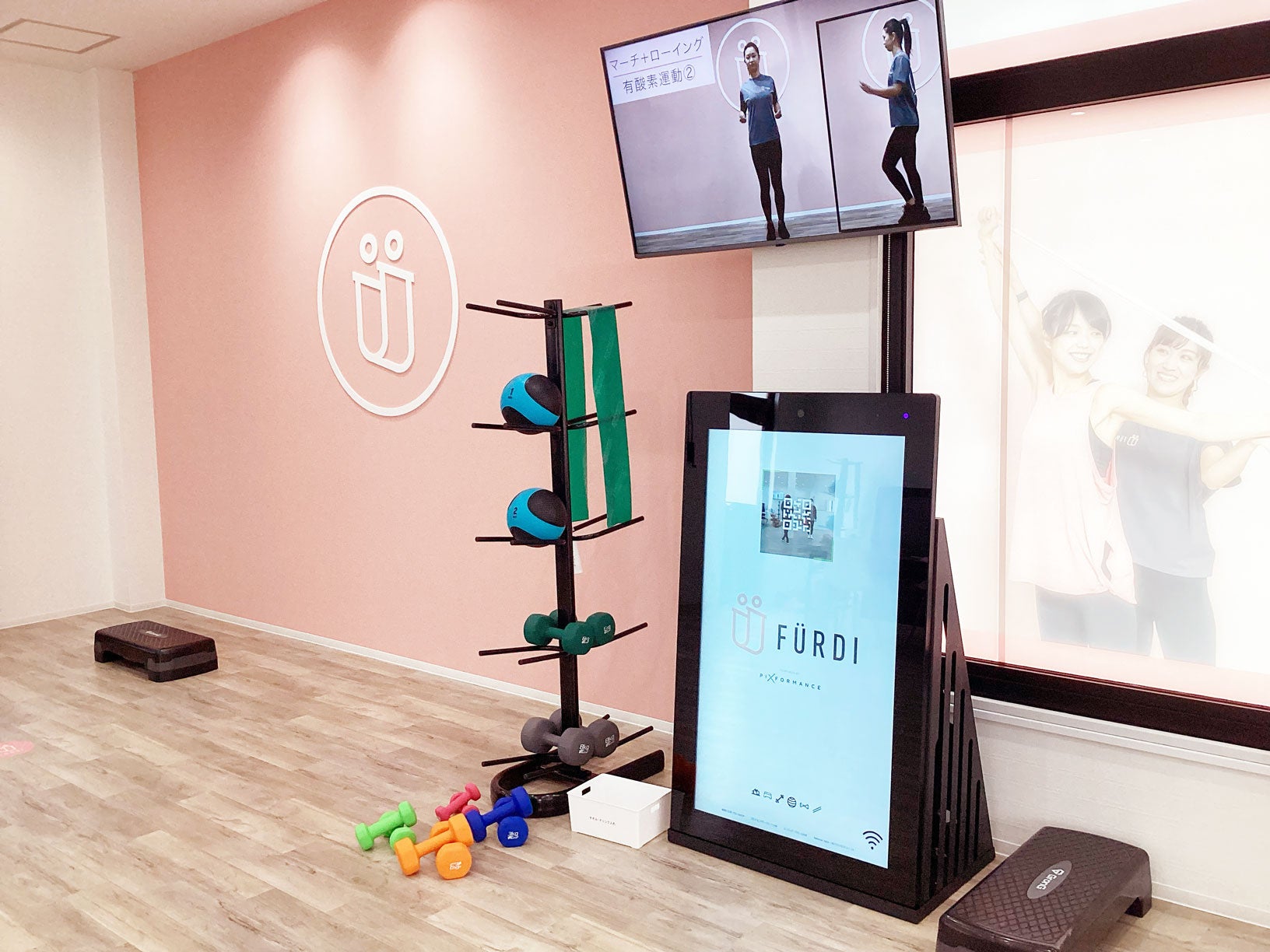 ダンベル・ボール・バンド等さまざまなトレーニングアイテムを使ったマシンに触れないパーソナルトレーニング