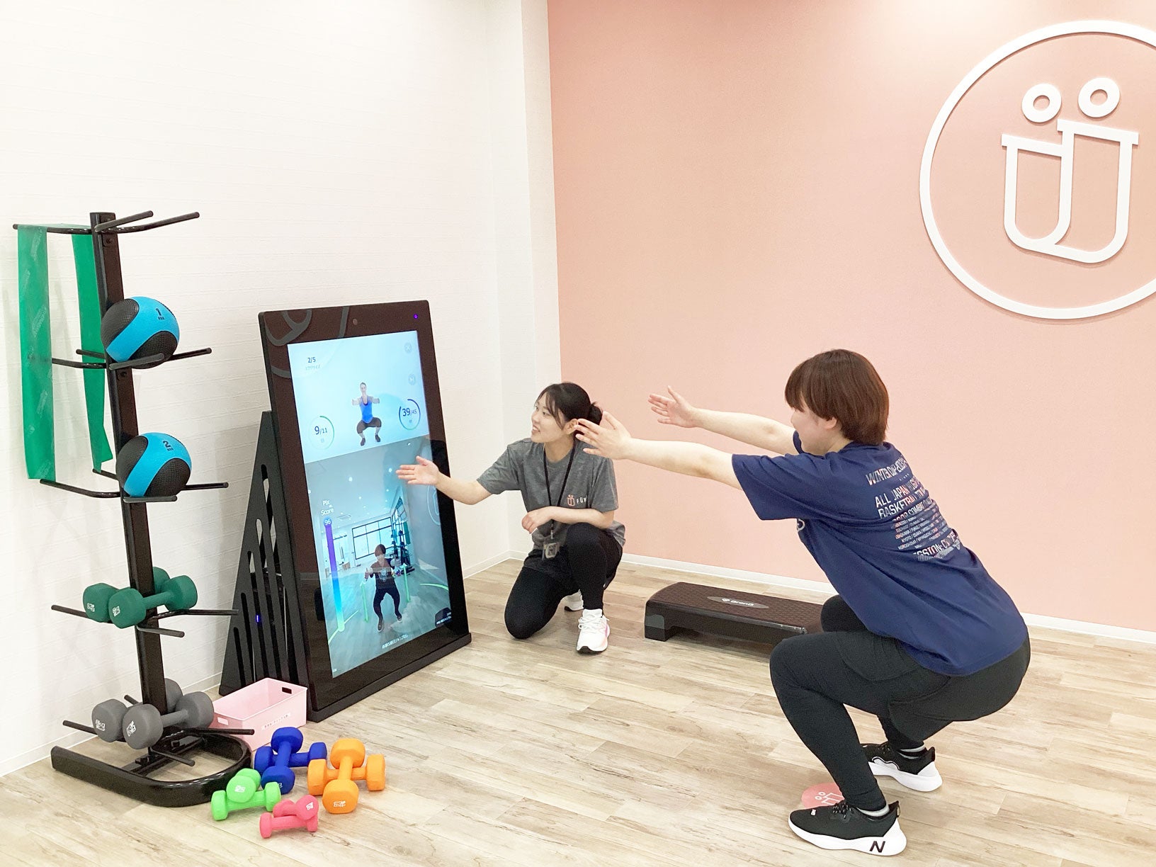 マシンのモニター画面上部に映るAIトレーナーの動きにあわせて動く新感覚のパーソナルトレーニング