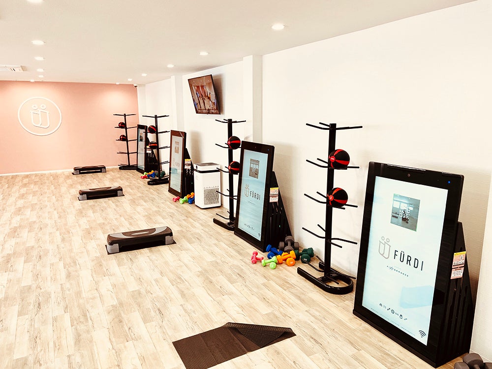 ダンベル・ボール・バンド等さまざまなトレーニングアイテムを使ったマシンに触れないパーソナルトレーニング