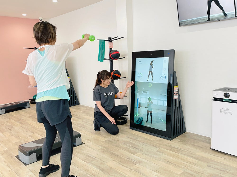 マシンのモニター画面上部に映るAIトレーナーの動きにあわせて動く新感覚のパーソナルトレーニング