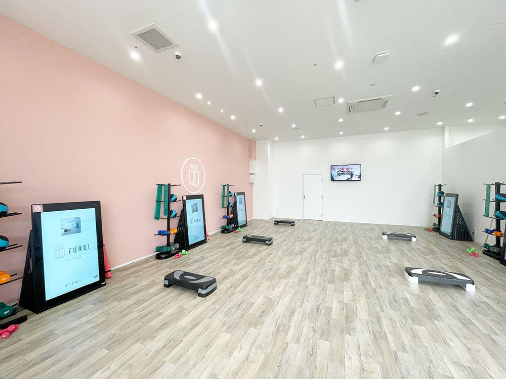 ダンベル・ボール・バンド等さまざまなトレーニングアイテムを使ったマシンに触れないパーソナルトレーニング