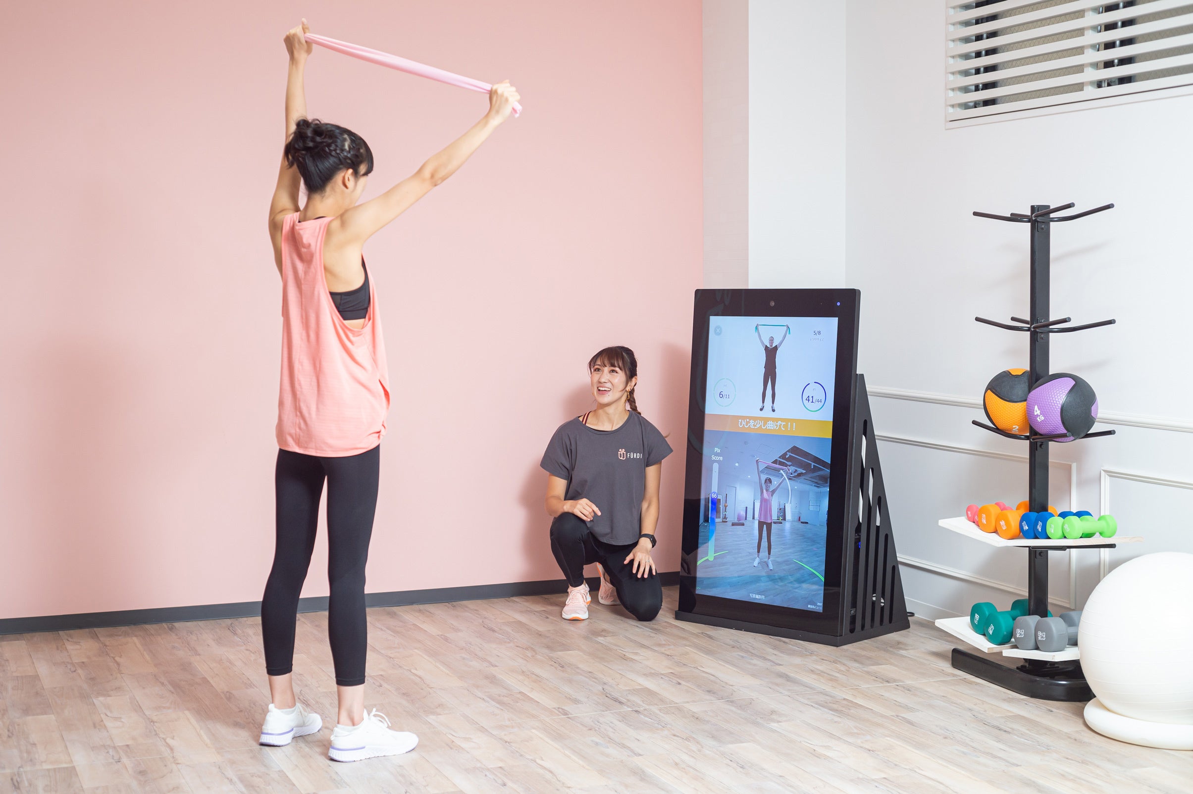 マシンのモニター画面上部に映るAIトレーナーの動きにあわせて動く新感覚のパーソナルトレーニング