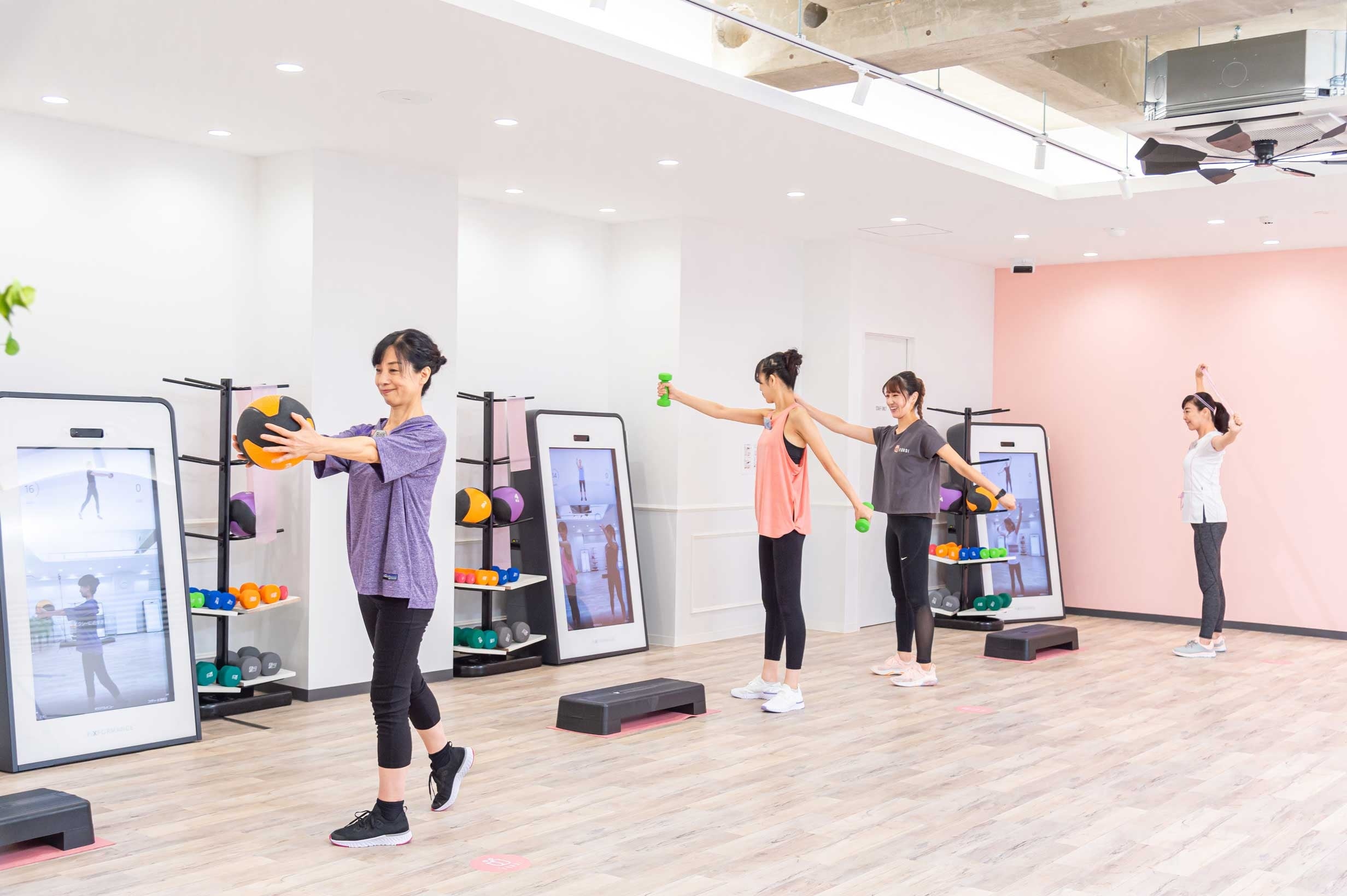 マシンのモニター画面上部に映るAIトレーナーの動きにあわせて動くヴァーチャルのパーソナルトレーニング