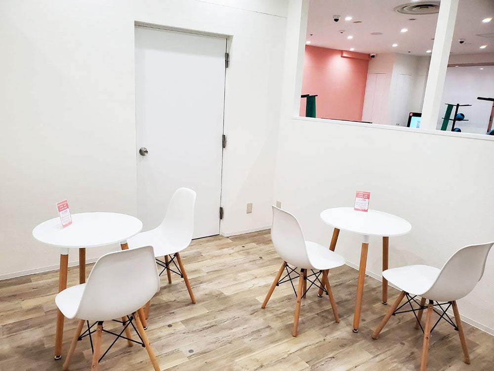 白ベースの落ち着いたスッキリとした空間のカウンセリングスペース