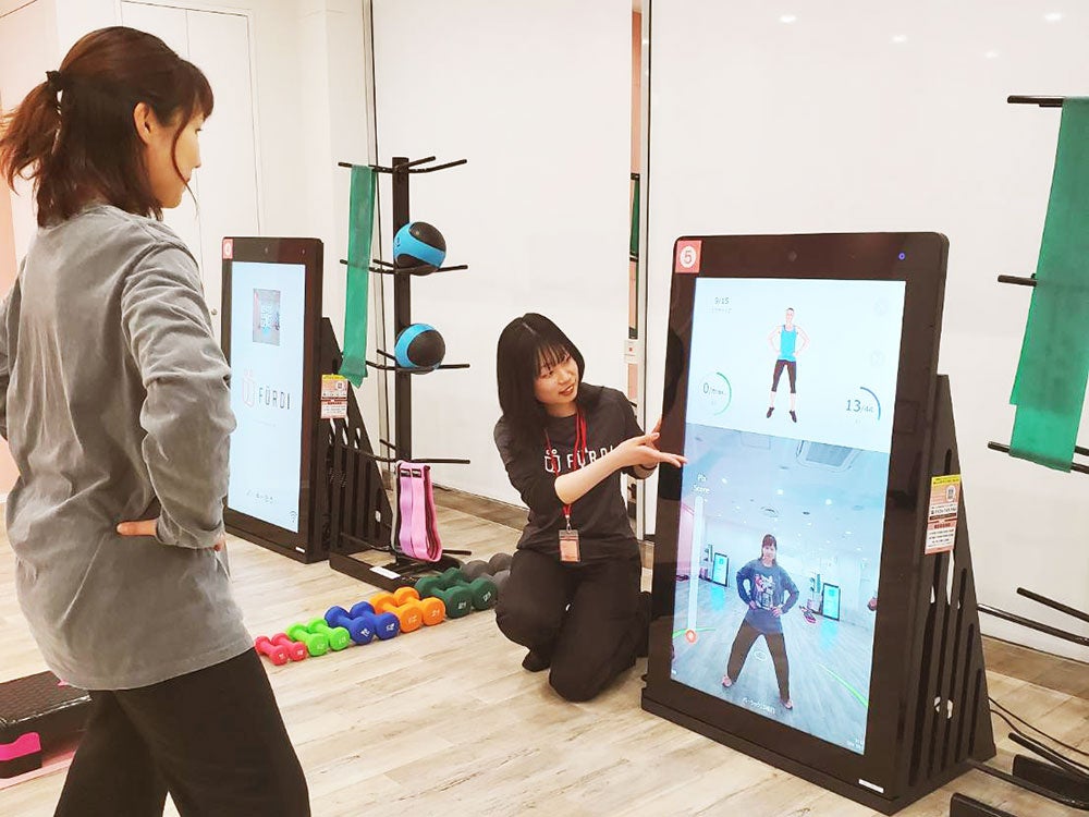 マシンのモニター画面上部に映るAIトレーナーの動きにあわせて動くヴァーチャルのパーソナルトレーニング