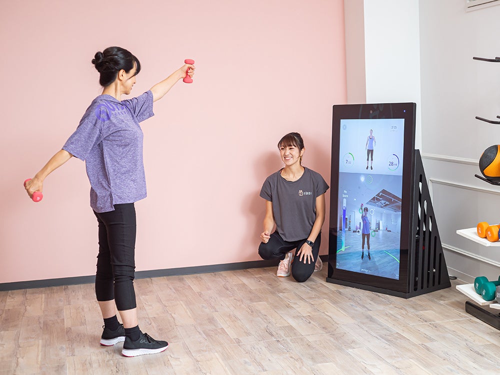 マシンのモニター画面上部に映るAIトレーナーの動きにあわせて動くヴァーチャルのパーソナルトレーニング