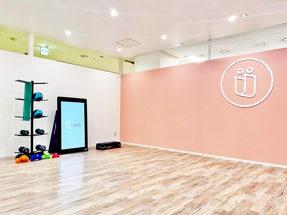 ダンベル・ボール・バンド等さまざまなトレーニングアイテムを使ったマシンに触れないパーソナルトレーニング