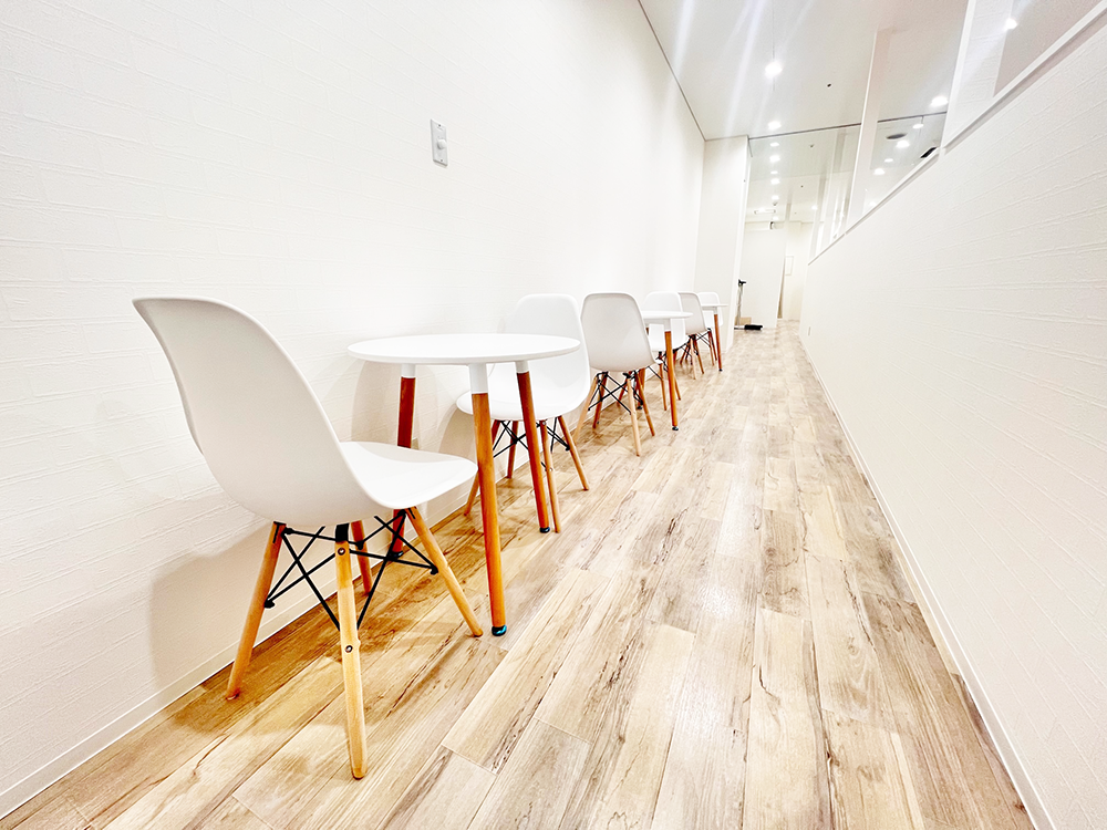 白ベースの落ち着いたスッキリとした空間のカウンセリングスペース