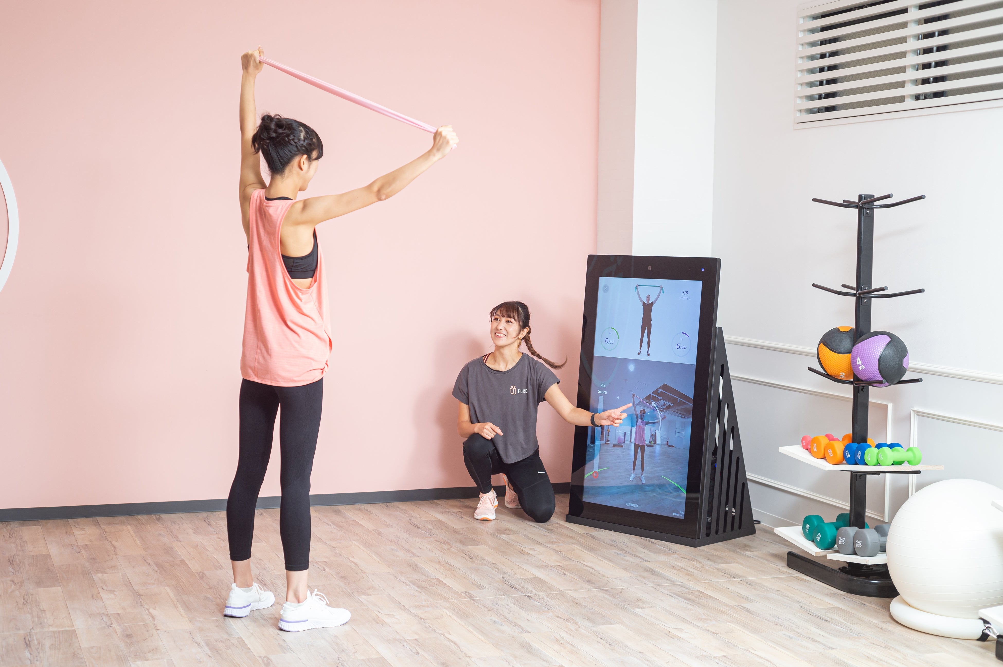 マシンのモニター画面上部に映るAIトレーナーの動きにあわせて動くヴァーチャルのパーソナルトレーニング