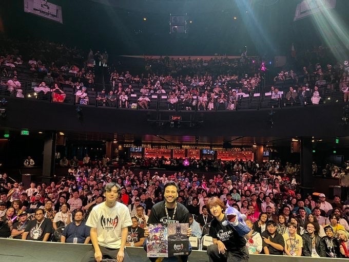 左から、ワーナー ブラザース ジャパンアシスタントプロデューサー有賀啓亮、現地有名タレント：Gigguk、ワーナー ブラザース ジャパン海外マーケティング＆ストラテジー大谷装子