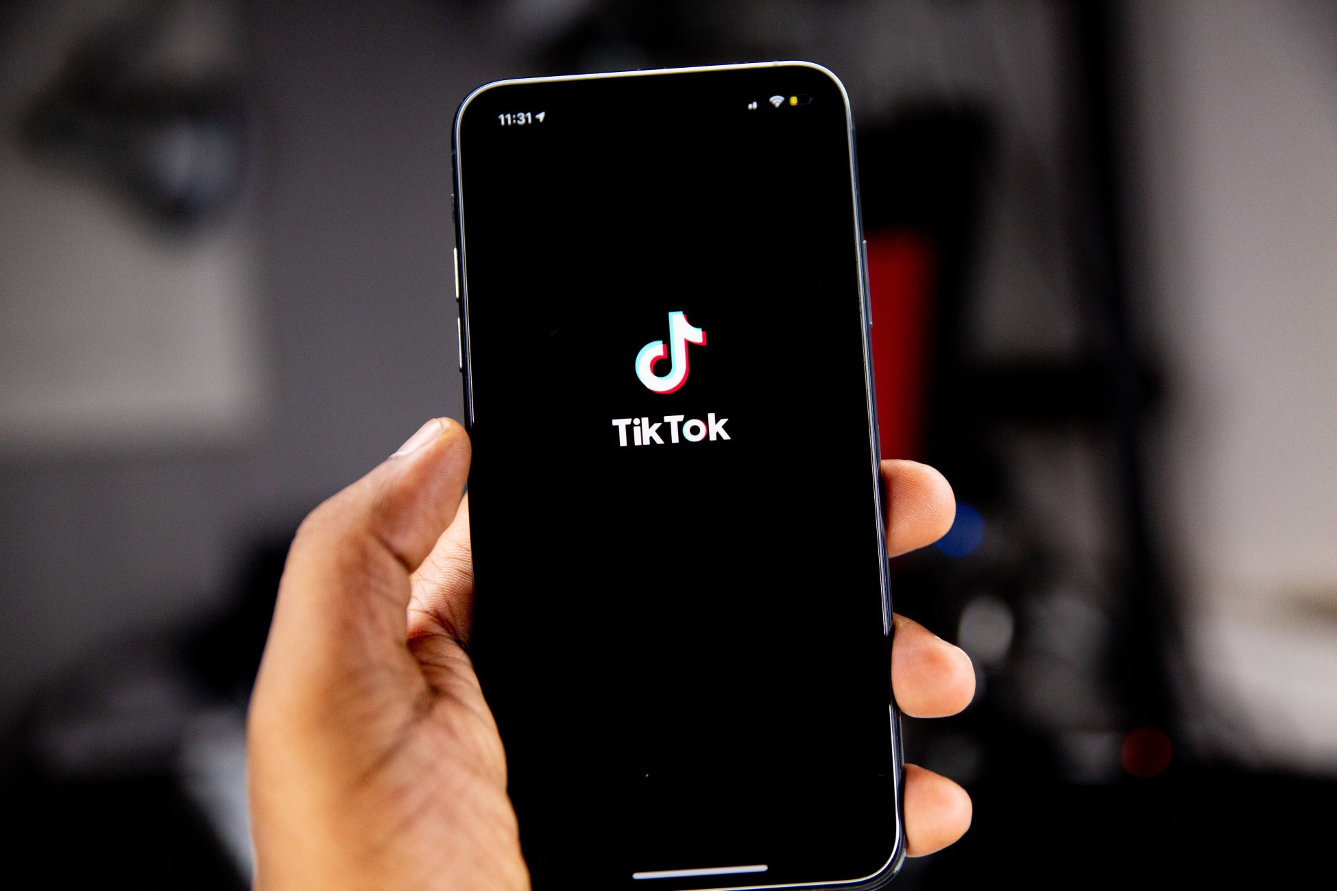 TikTok広告の運用は自分で行うほか、プロに依頼する方法もあります。