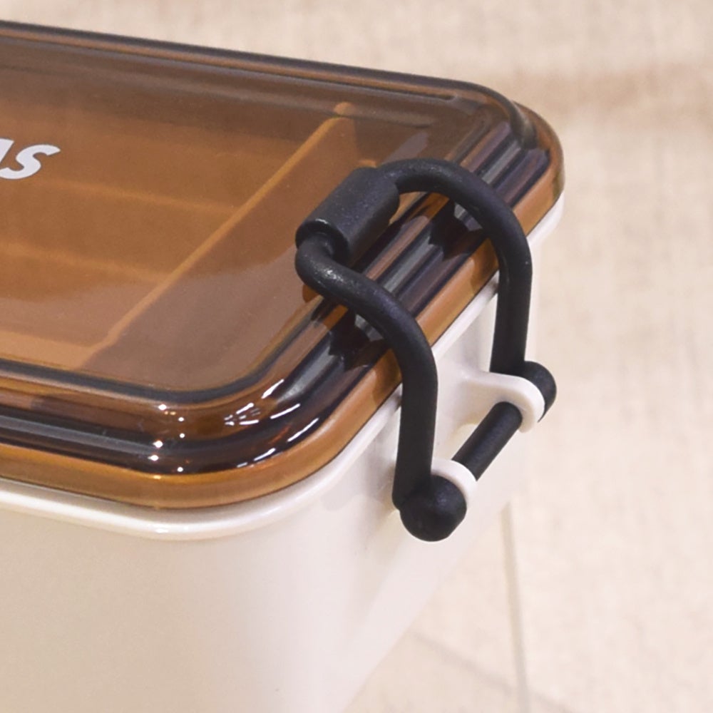 ソリッドなブラックのバックル