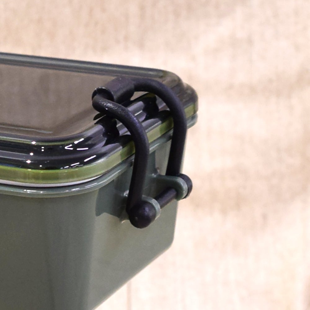 ソリッドなブラックのバックル