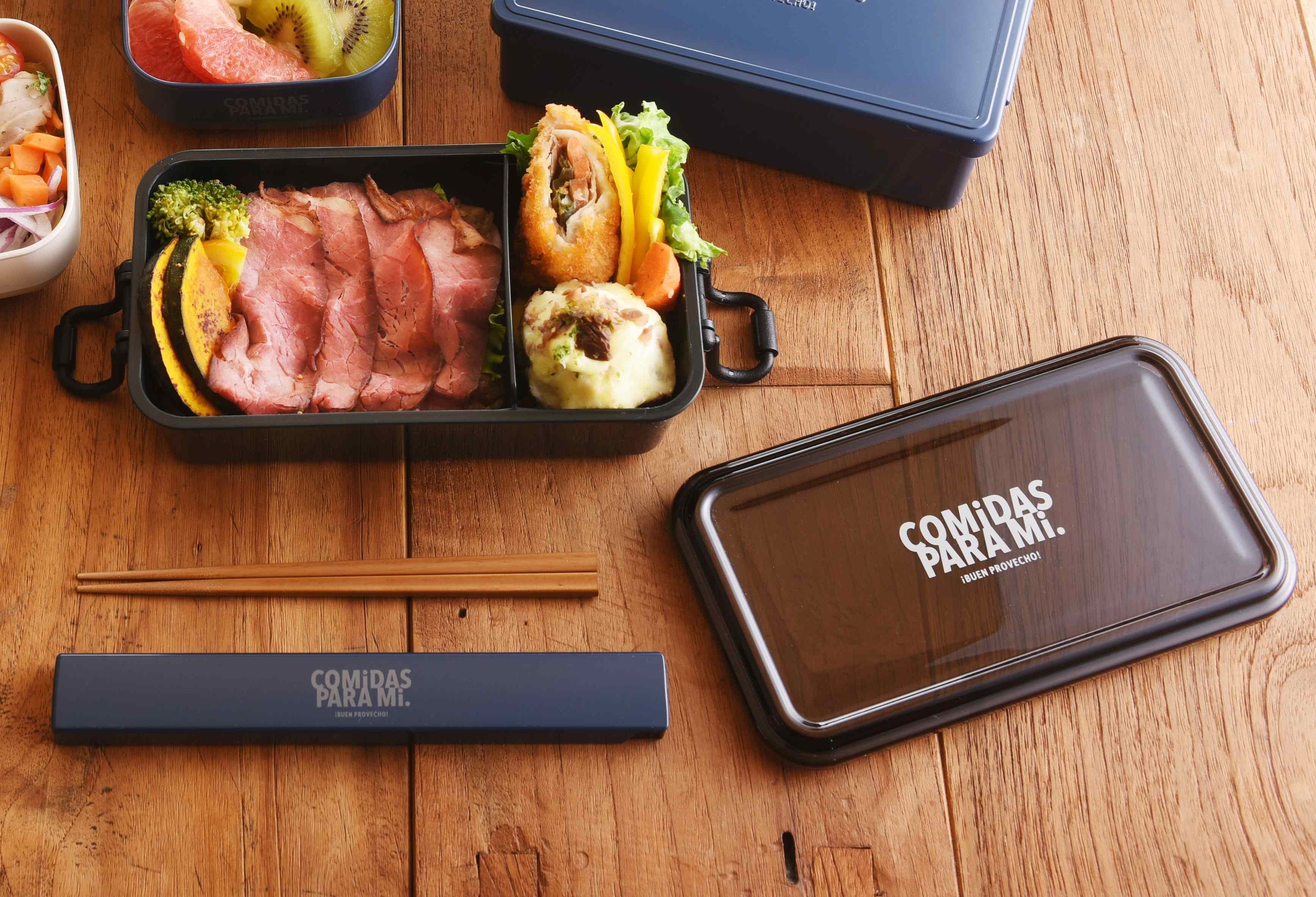 高級感のあるブラックなバックルがポイントの大容量ランチボックスが