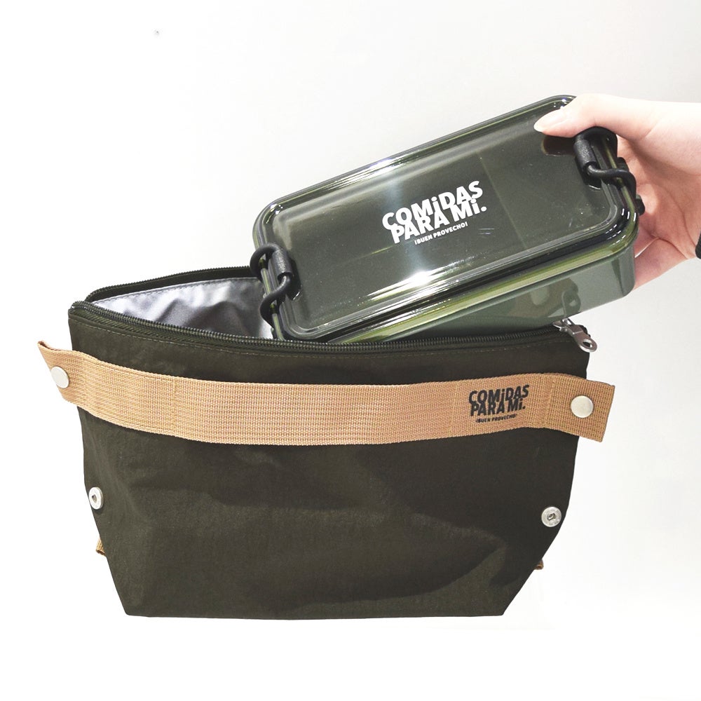   ２段ランチボックス、底の広いランチボックスも入ります。  