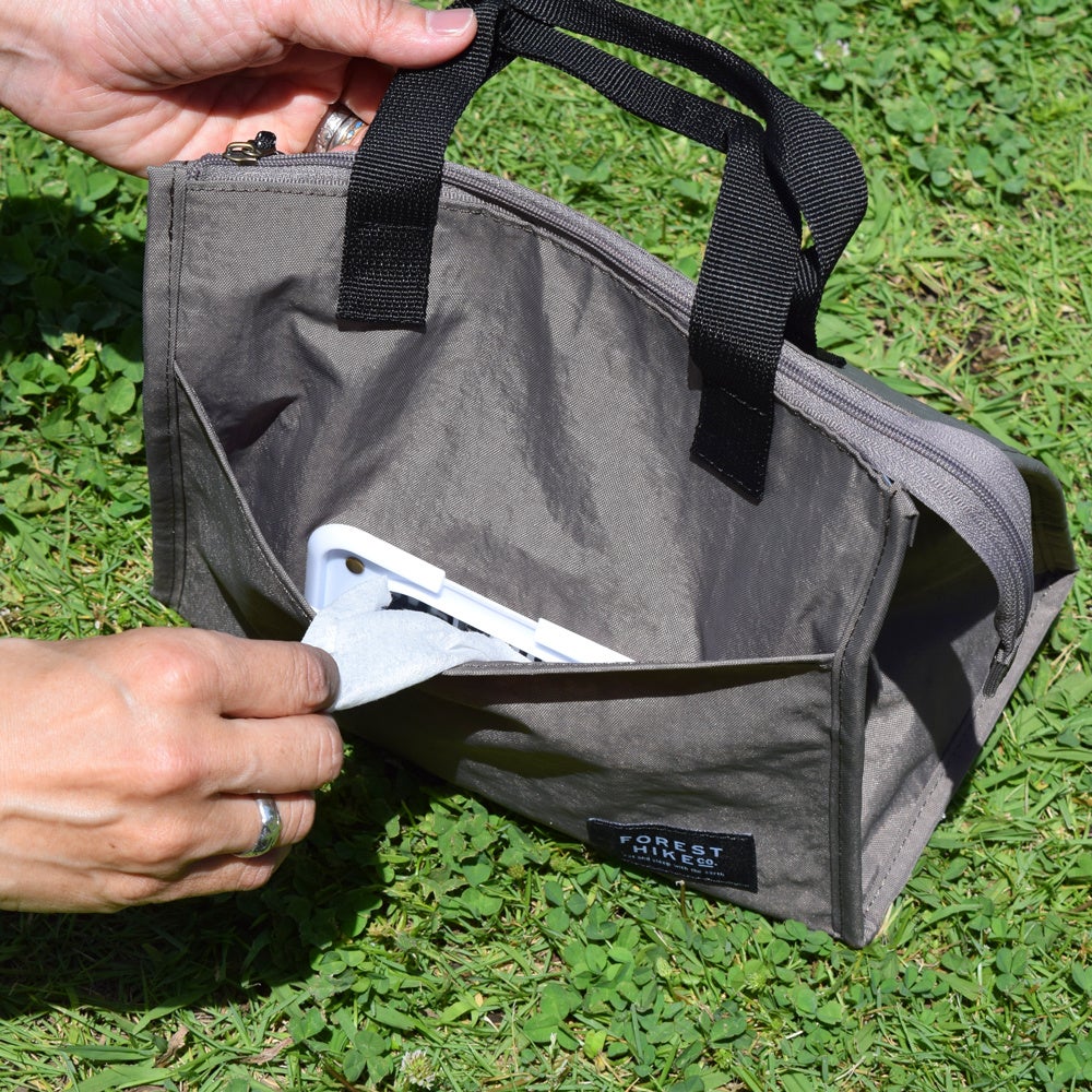 外ポケットの中にウェットシート用のフタ付き