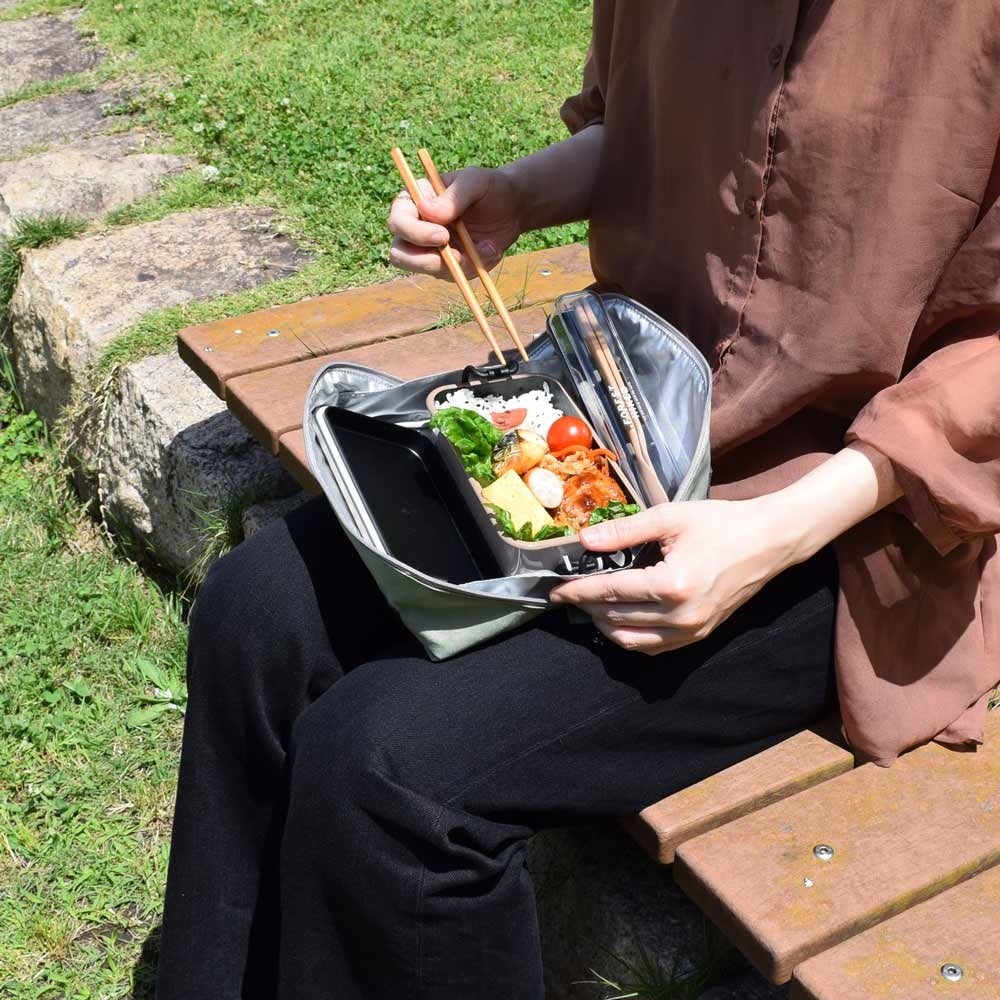 膝上や社内での食事の際に