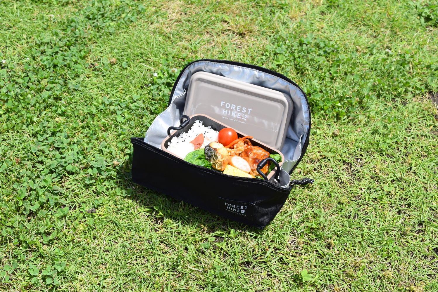 ランチボックスとカトラリーが入ります