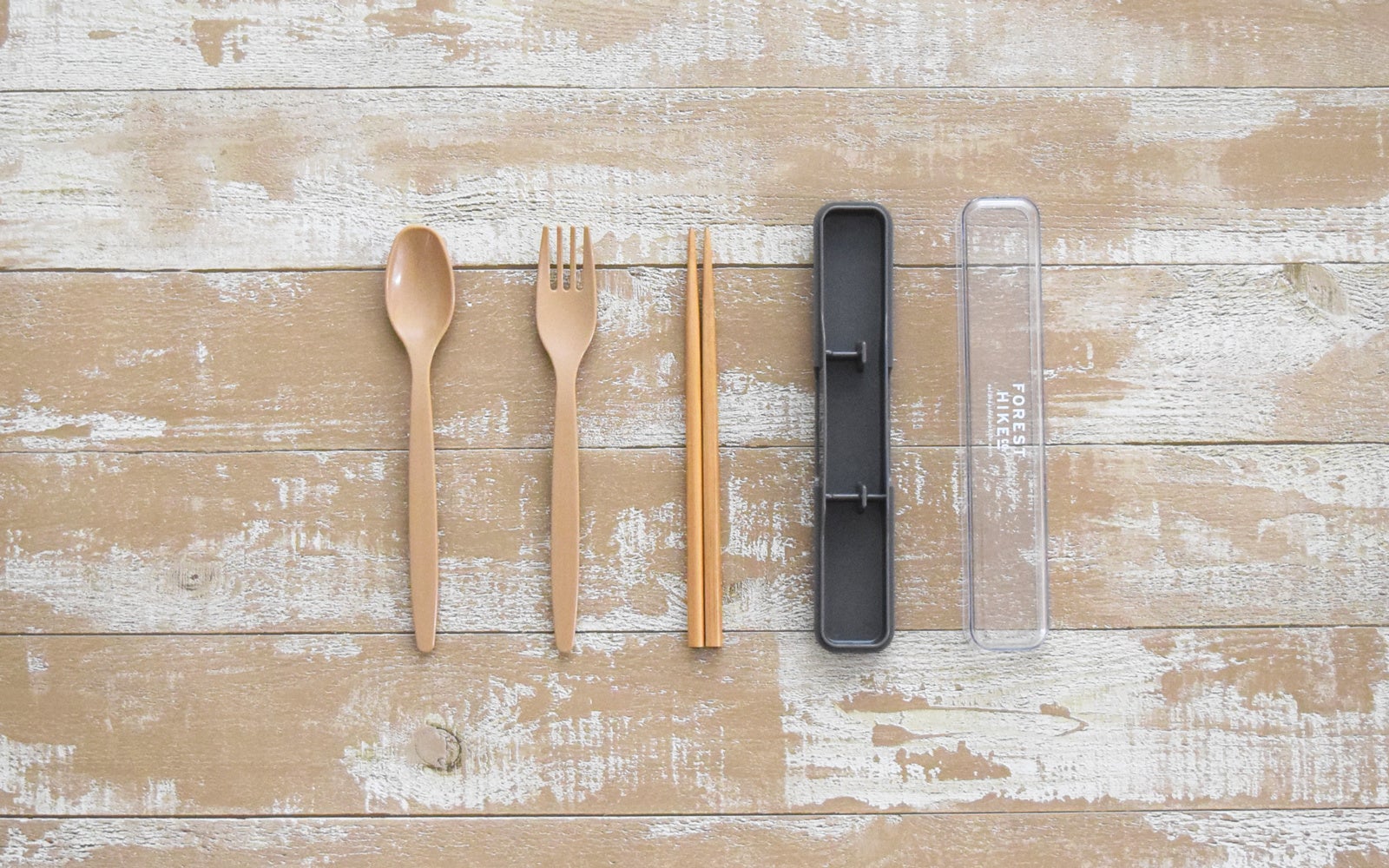 箸、スプーン、フォークがセットになっています