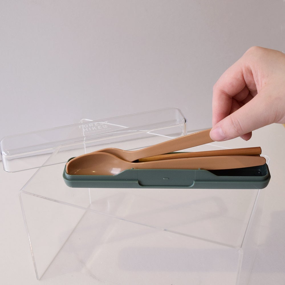 ケースは縦入れなのでカトラリーの出し入れに便利。