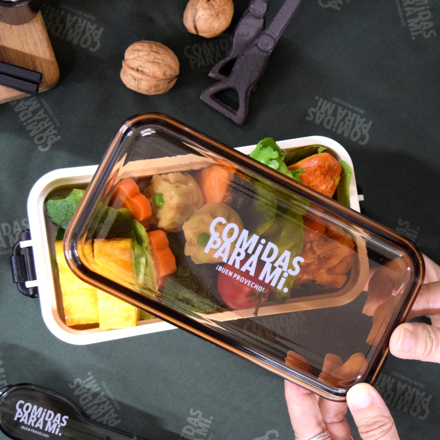 フタは半透明で中のおかずが見えます。