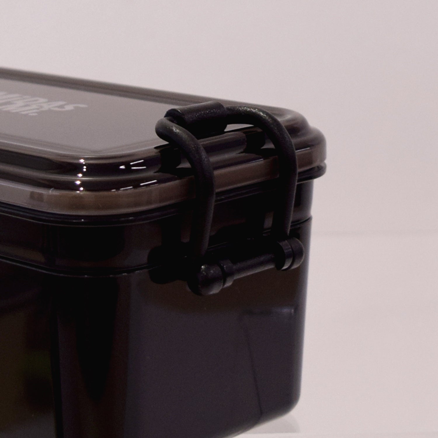 ソリッドなブラックのバックル